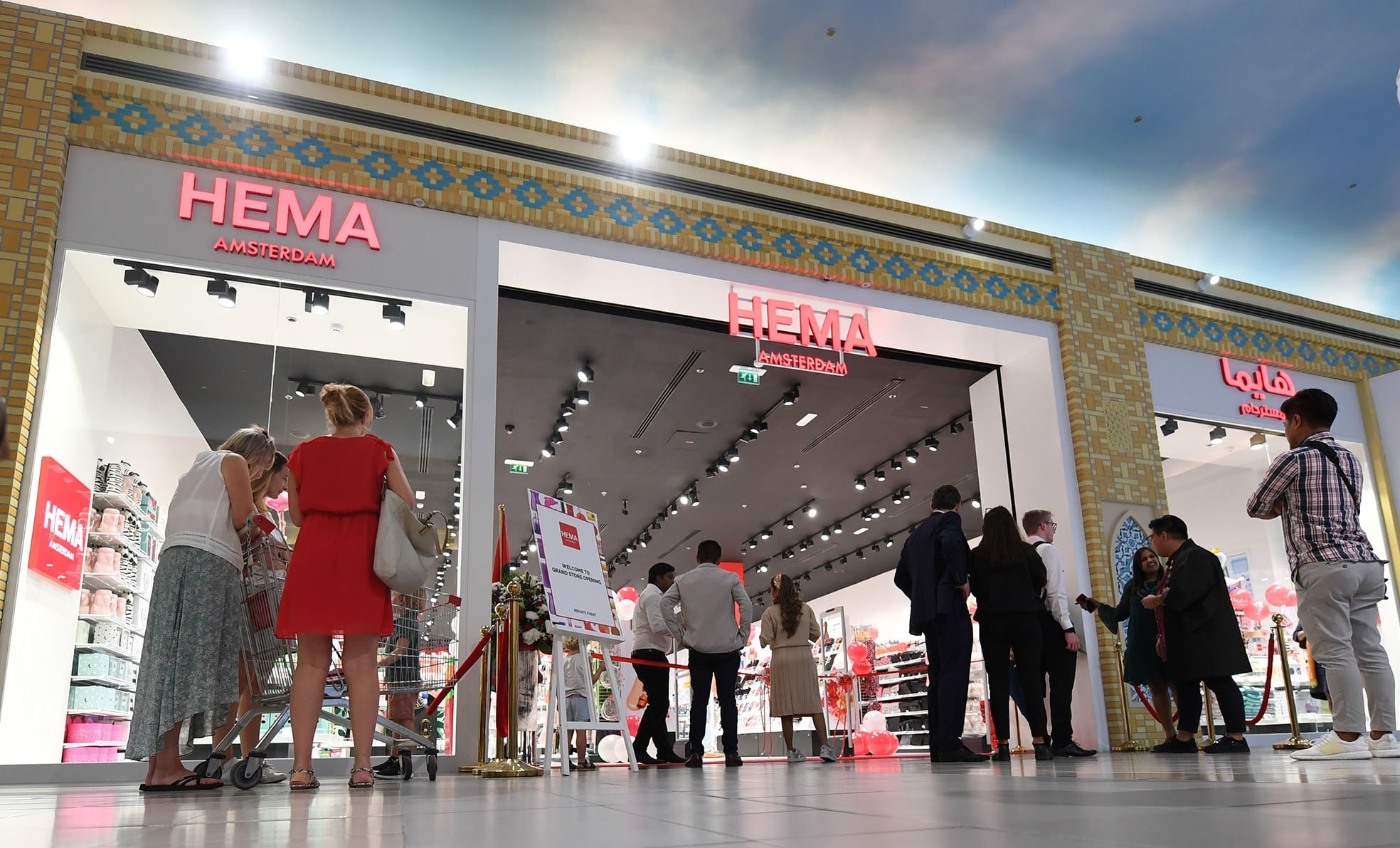 De opening van het eerste Hema-filiaal in Dubai (foto: Karim Sahib/ANP).