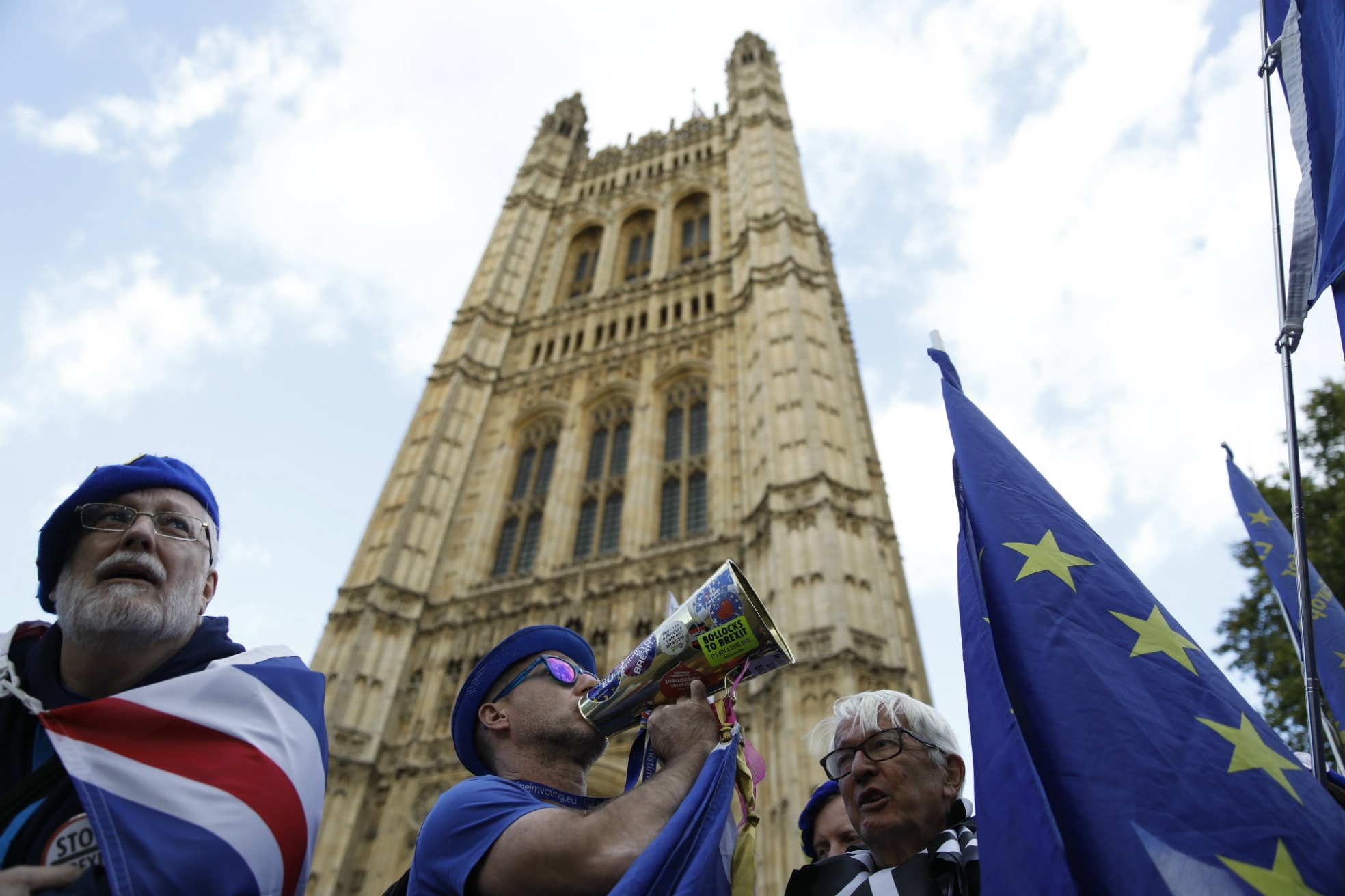 Anti-Brexit-demonstranten bij The Houses of Parliament in Londen. Premier Boris Johnson blijft aandringen op een vertrek uit de EU op 31 oktober.  ANP