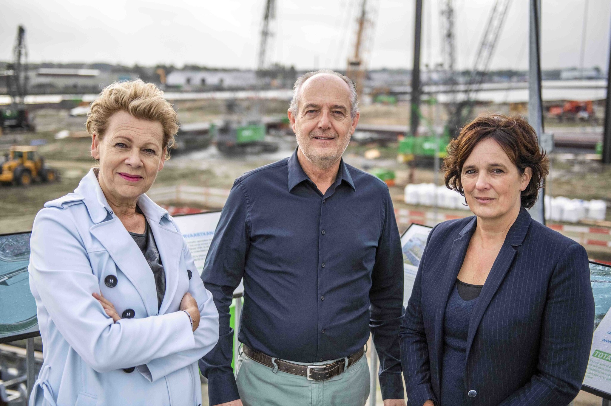 Lian Heller, Paul van den Broeck en Ankie de Munter bij de bouw van de Nieuwe Sluis in Terneuzen.