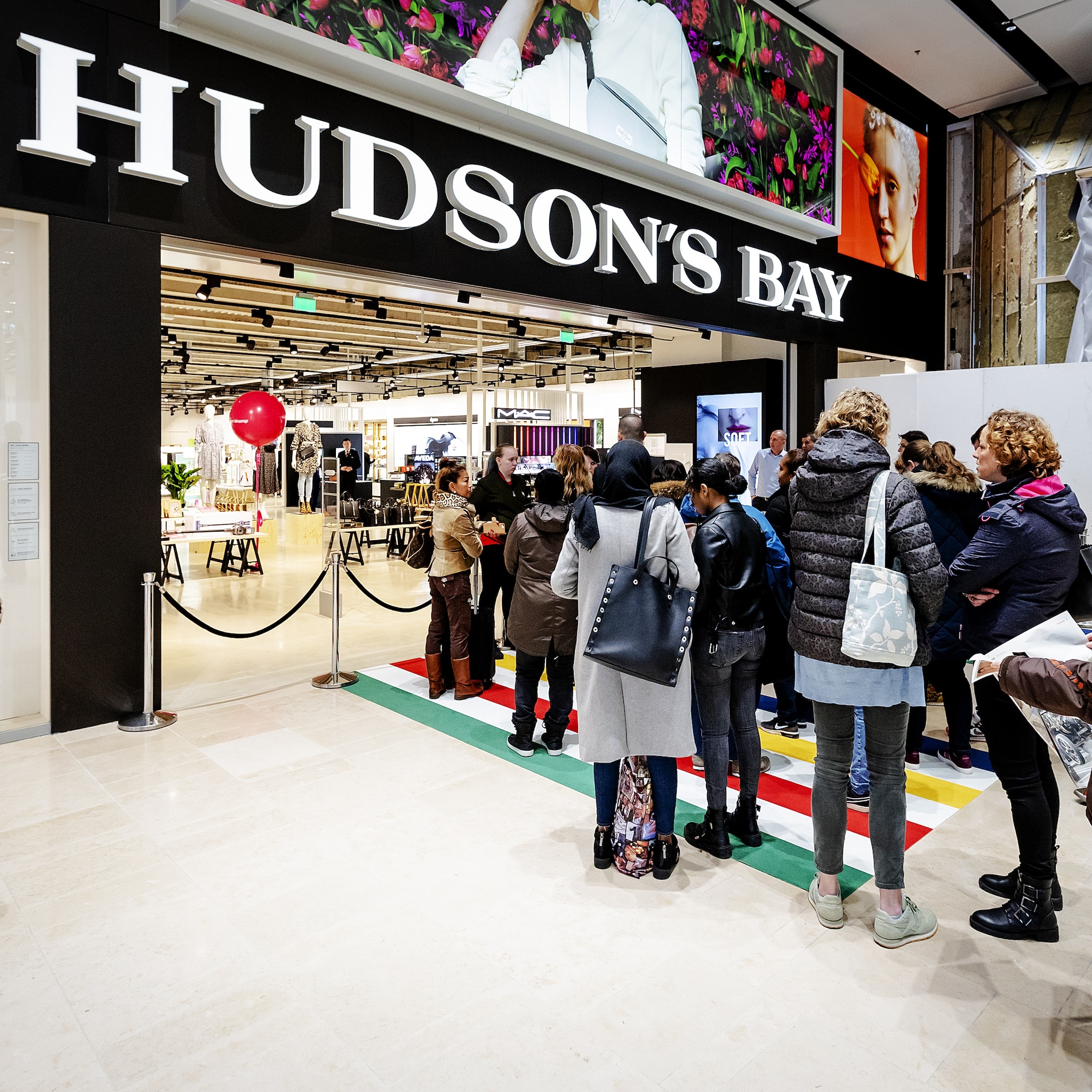 vakbonden tevreden over sociaal plan hudson s bay