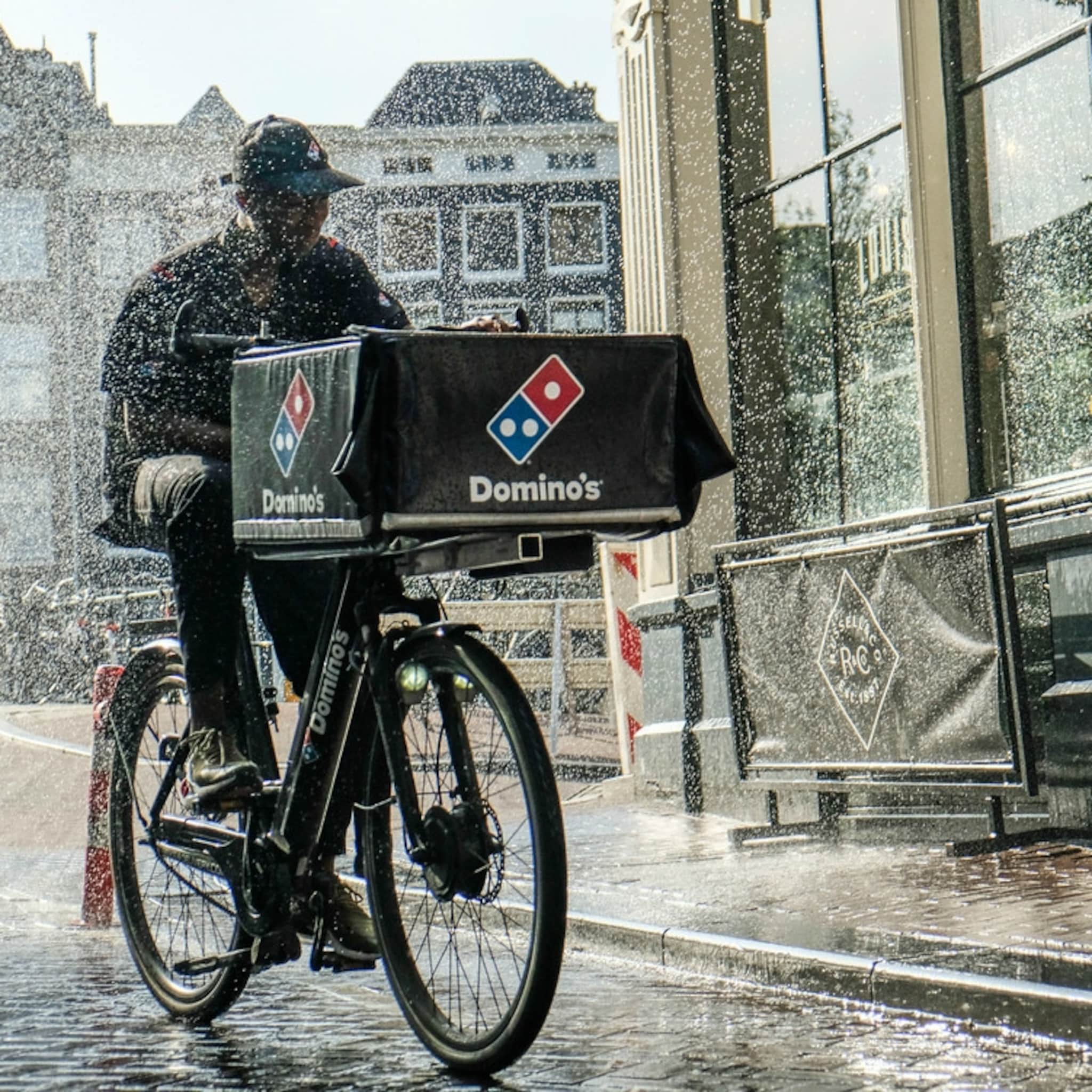 ondernemers klagen domino s pizza perst winst uit zijn franchisenemers