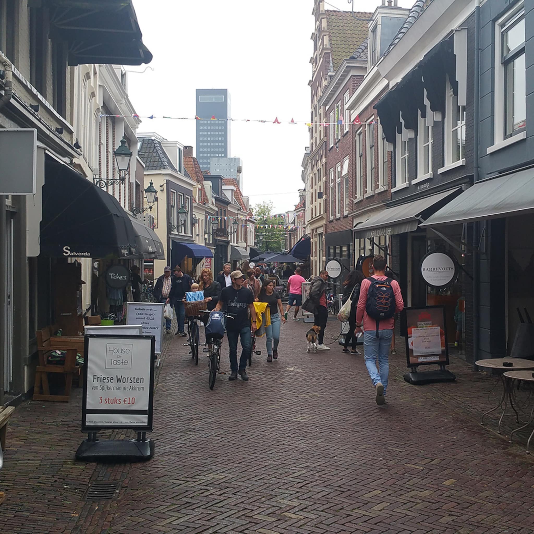 de winkelstraat de kleine kerkstraat in leeuwarden groot in kleinschaligheid
