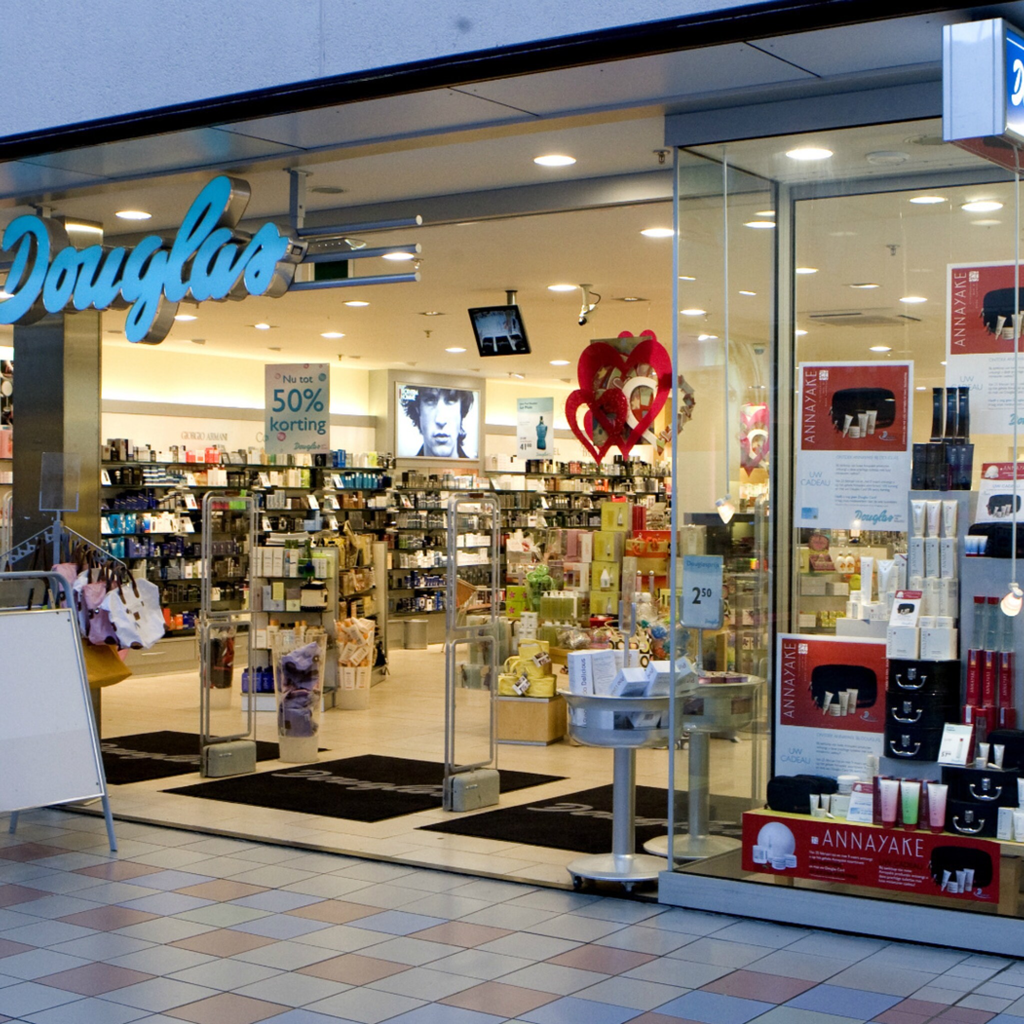 sluiting winkels douglas maar ook opening flagshipstores