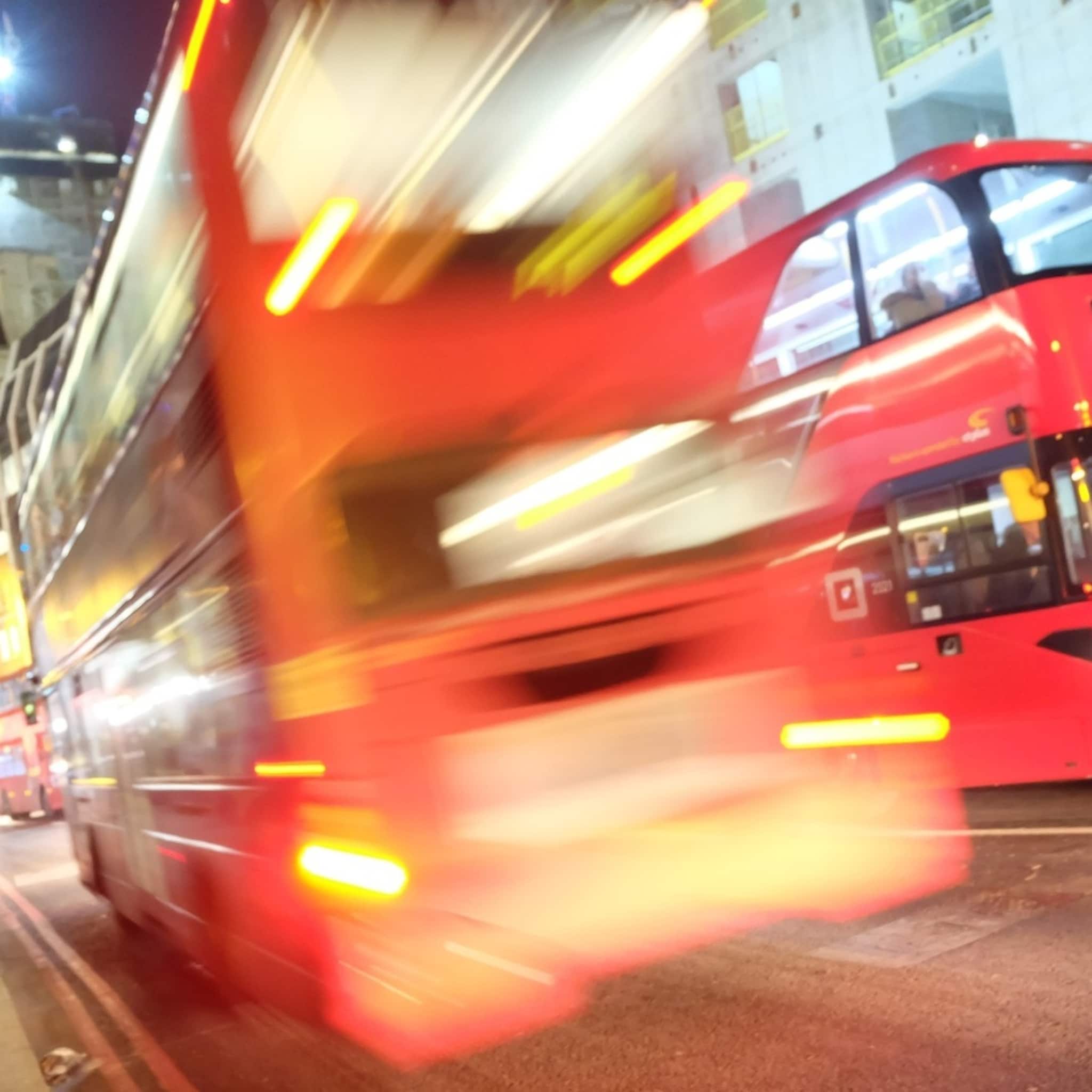 brexit column met z n allen in een bus op de afgrond af