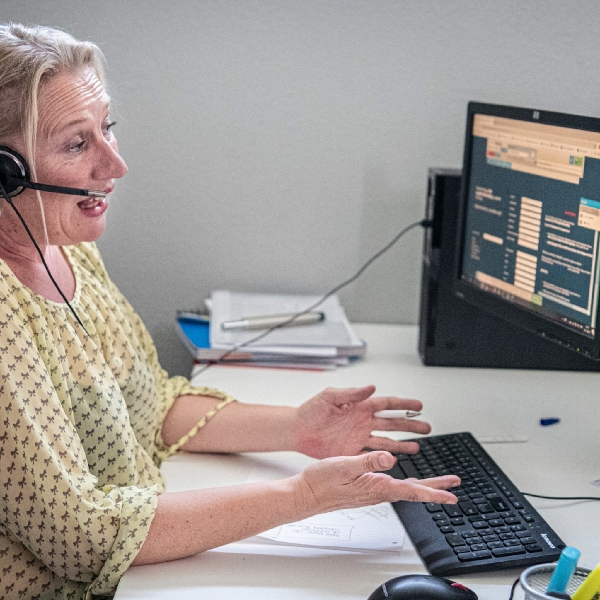 deze freelance secretaresse neemt 350 telefoontjes per dag aan