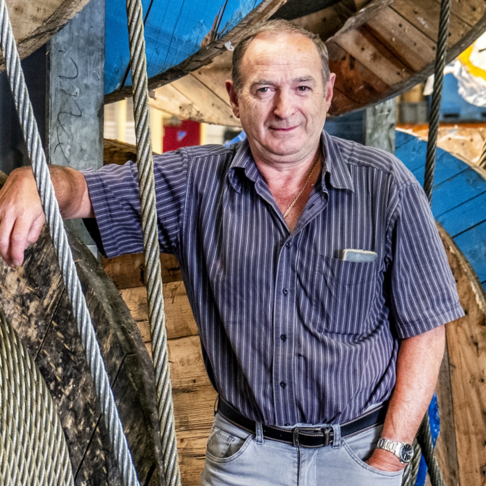 urker vissers in zwaar weer door dreigende brexit en windmolens op zee