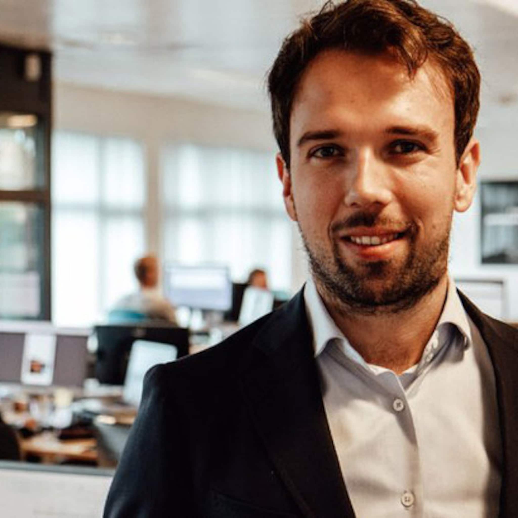 deze ondernemer leefde al op zijn zestiende van zijn online bedrijf