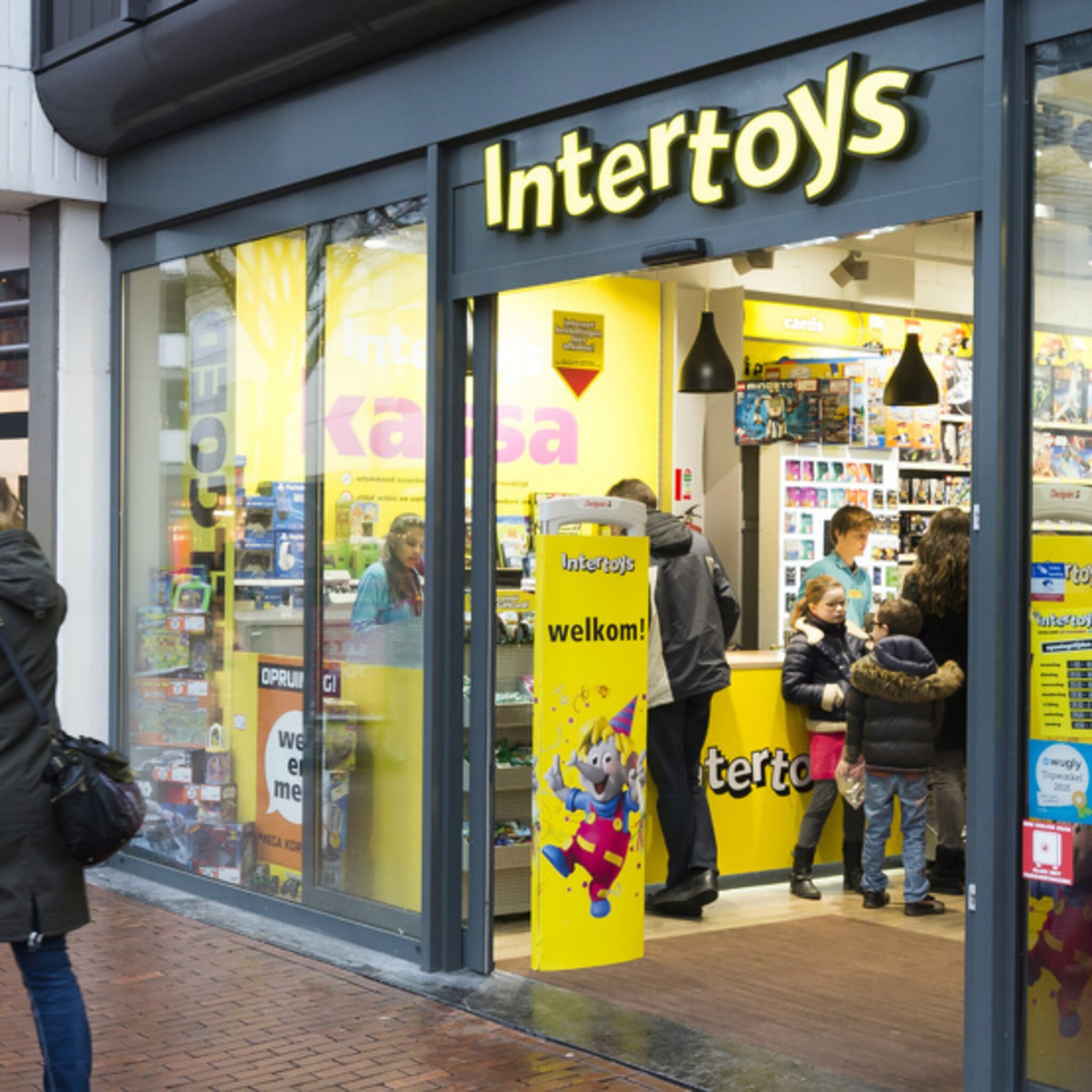 eerste wapenfeit na doorstart intertoys verkoopt acht winkels