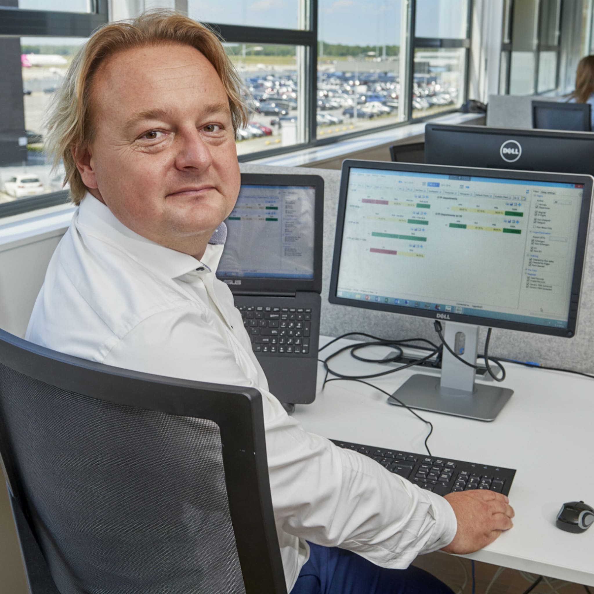 bij ondernemers kontakt eindhoven airport okea helpen ze elkaar als goede buren verder