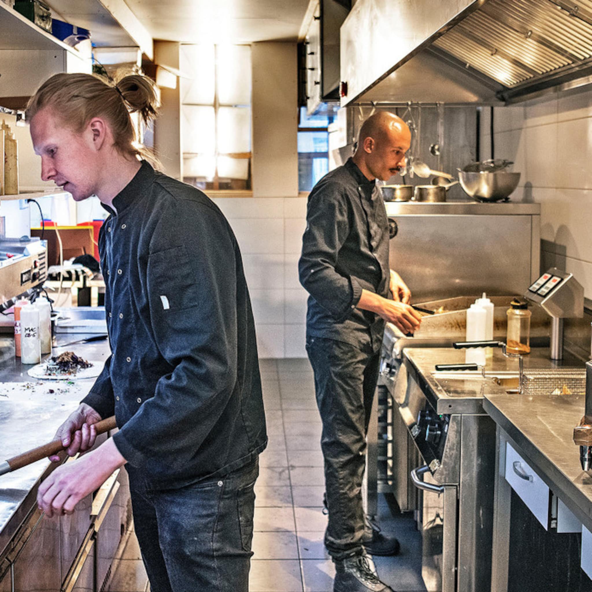 bezorgmaaltijd uit een garage dit restaurant bestaat alleen online