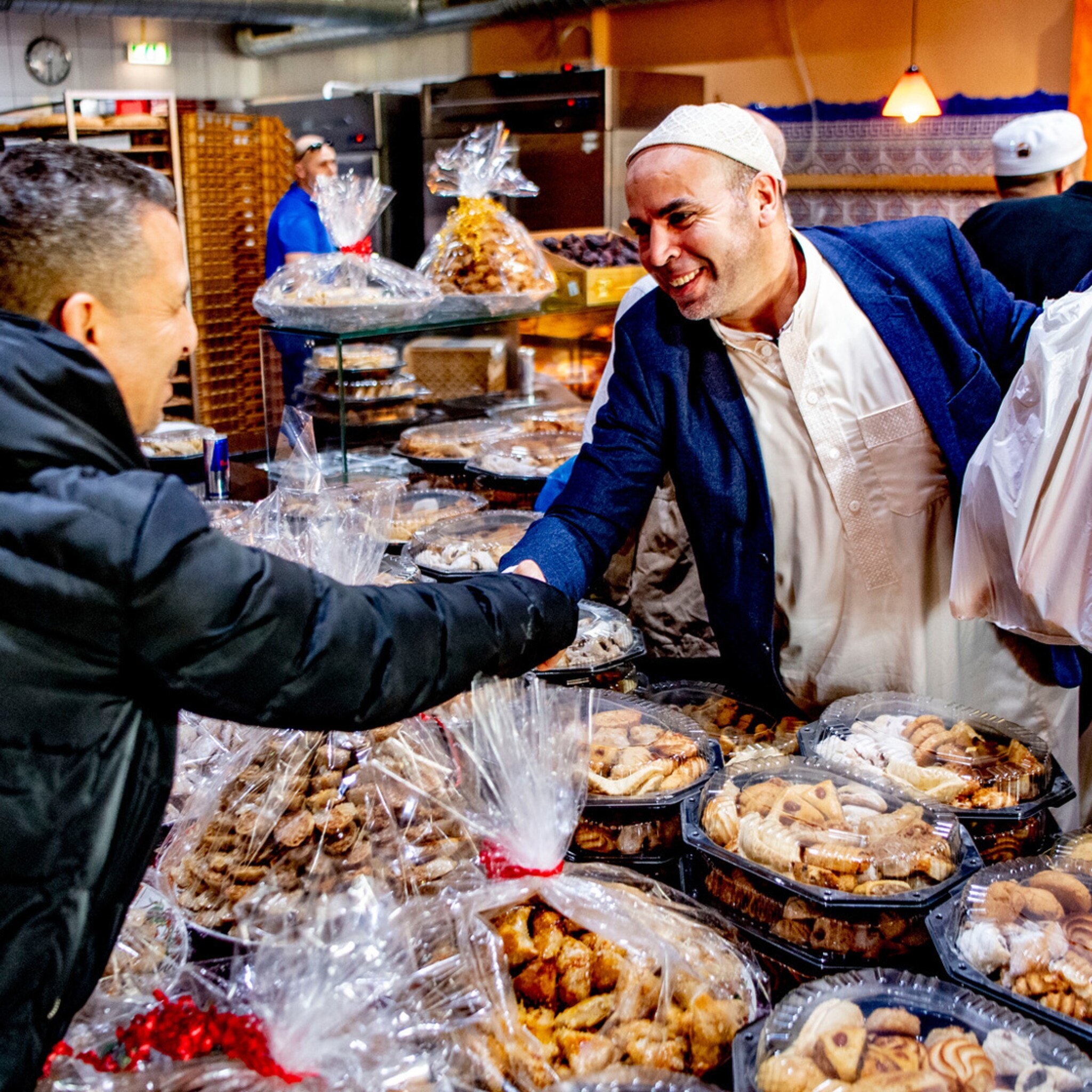 supermarkten spelen mondjesmaat in op suikerfeest