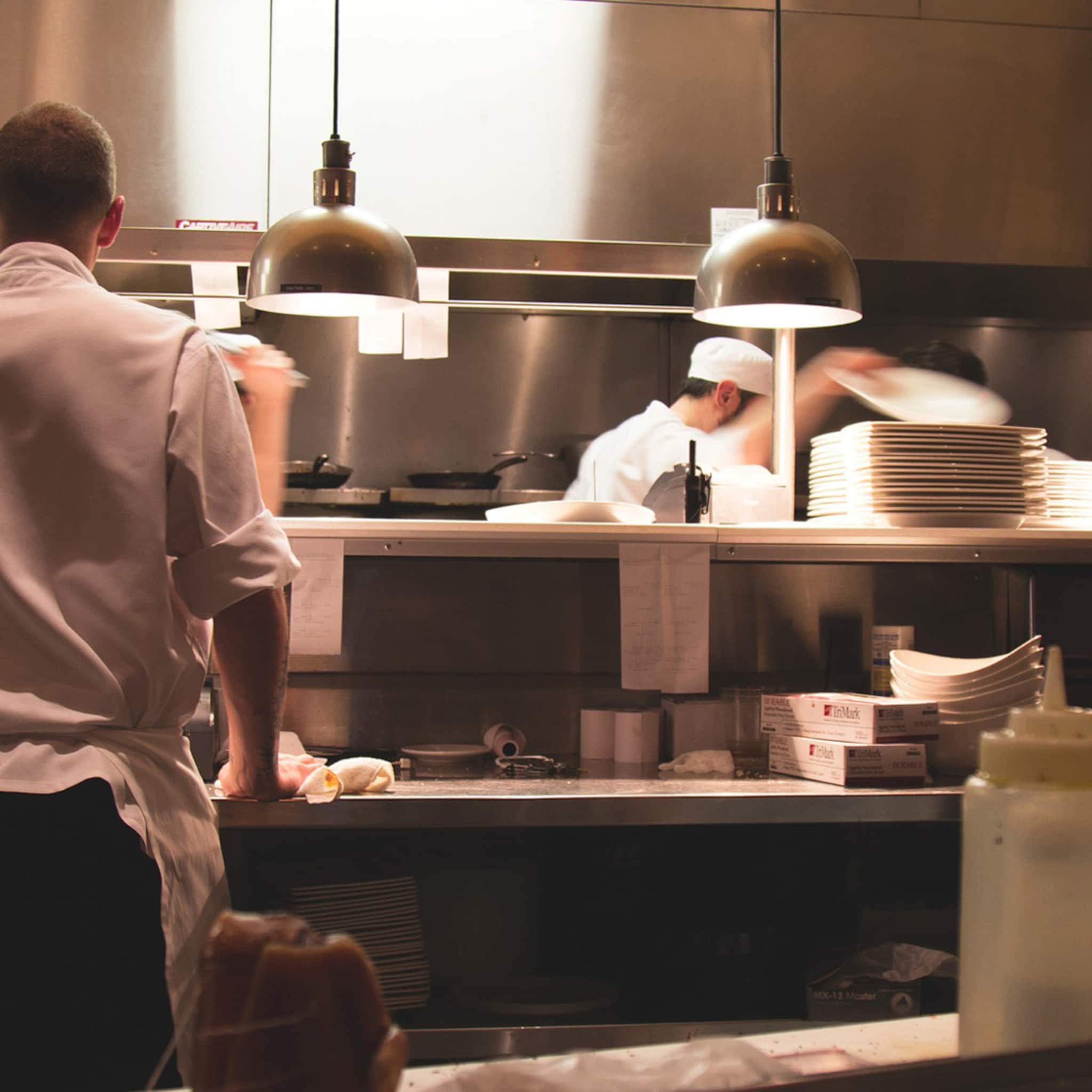 de oplossing voor personeelstekort horeca meer apparaten minder mankracht