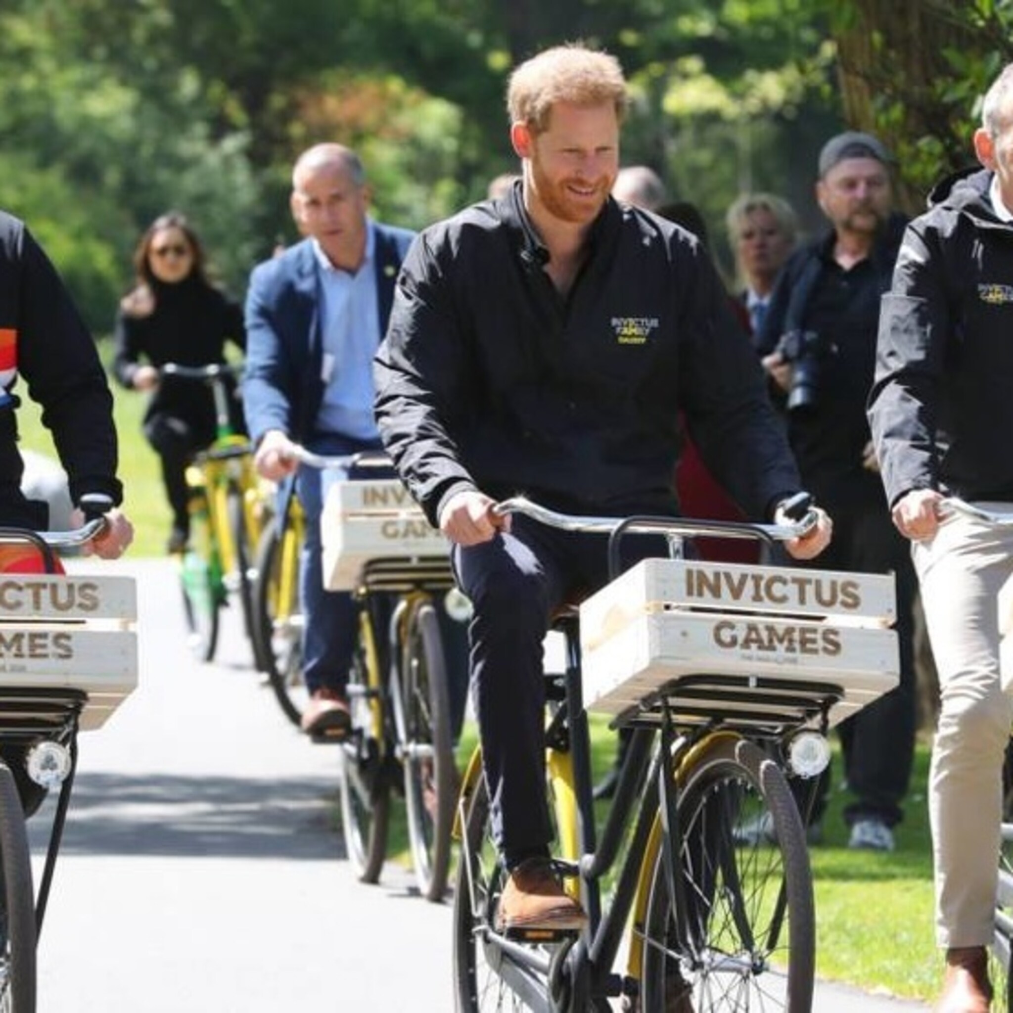 prins harry op de fiets is een aandachtskanon voor nederlandse fietsverkoper