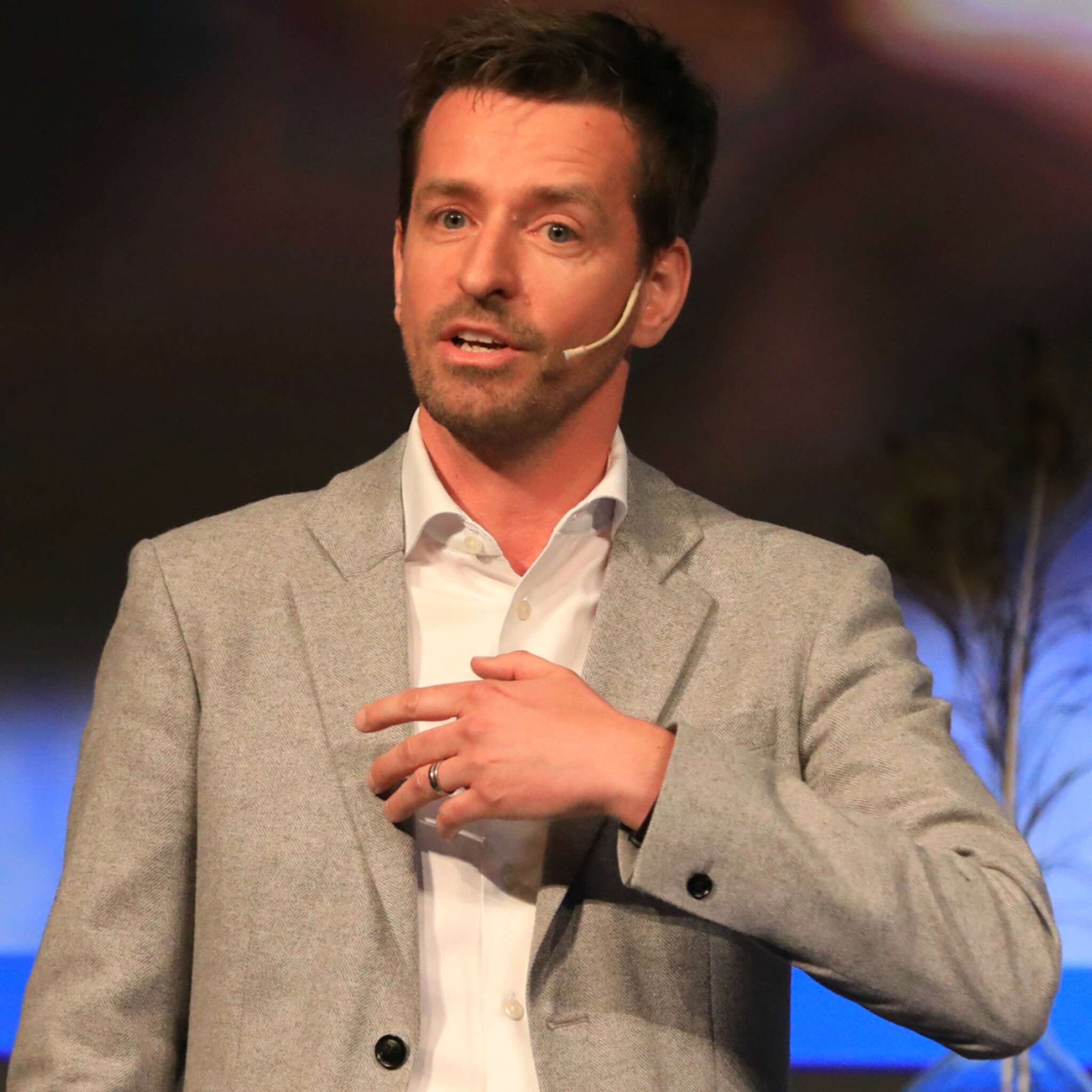 bas van der veldt afas te gast in radioshow wat is jouw vraag