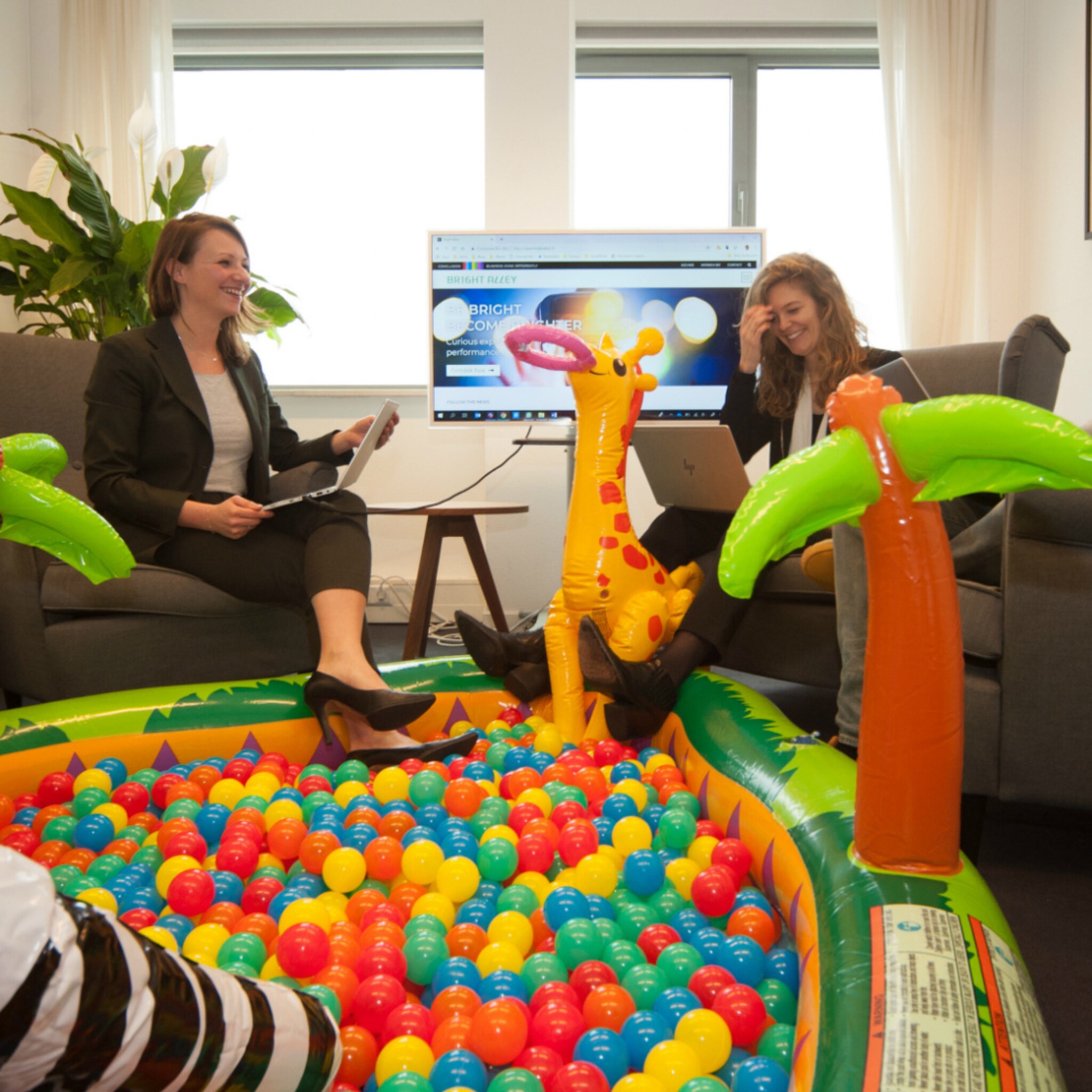 dit bedrijf heeft een ballenbak voor de kinderen zodat de ouders kunnen werken