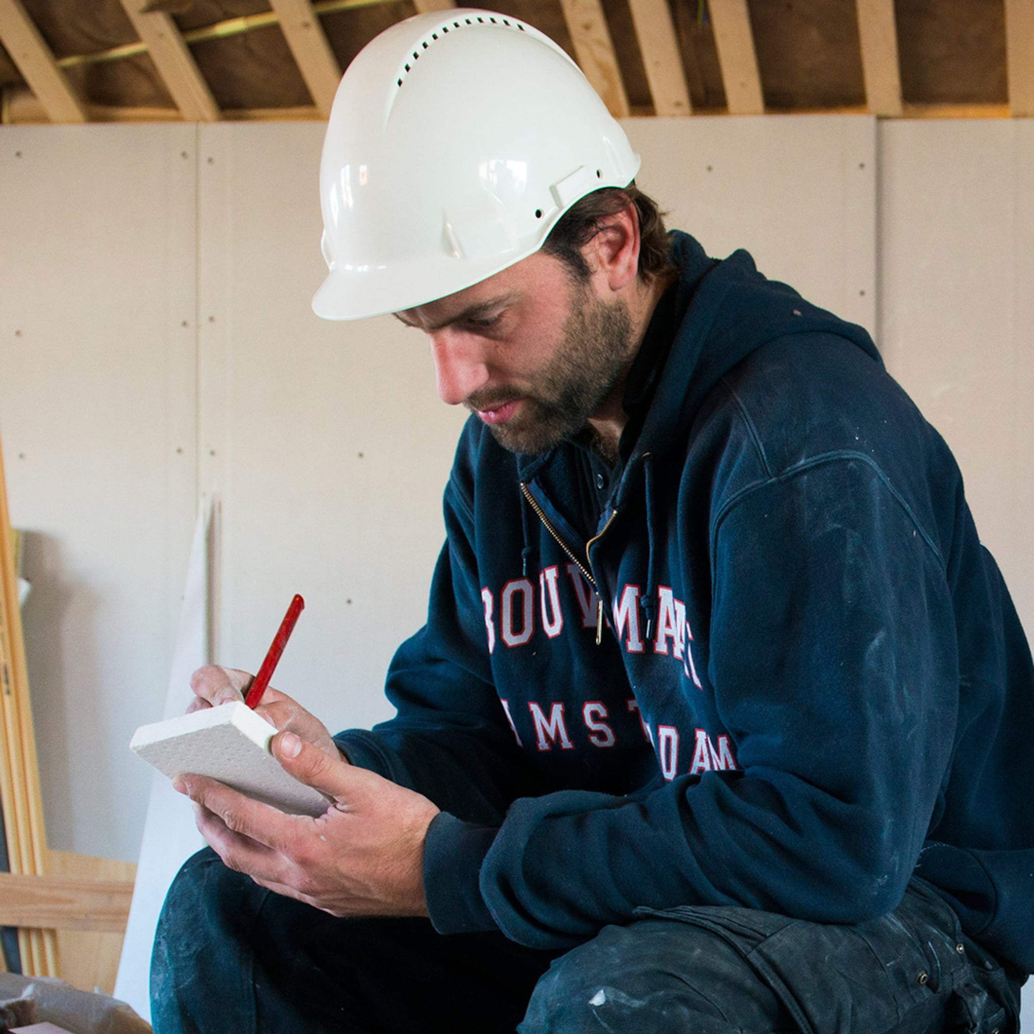 aantrekkende woningmarkt aannemers verhogen uurprijs na jaren sappelen