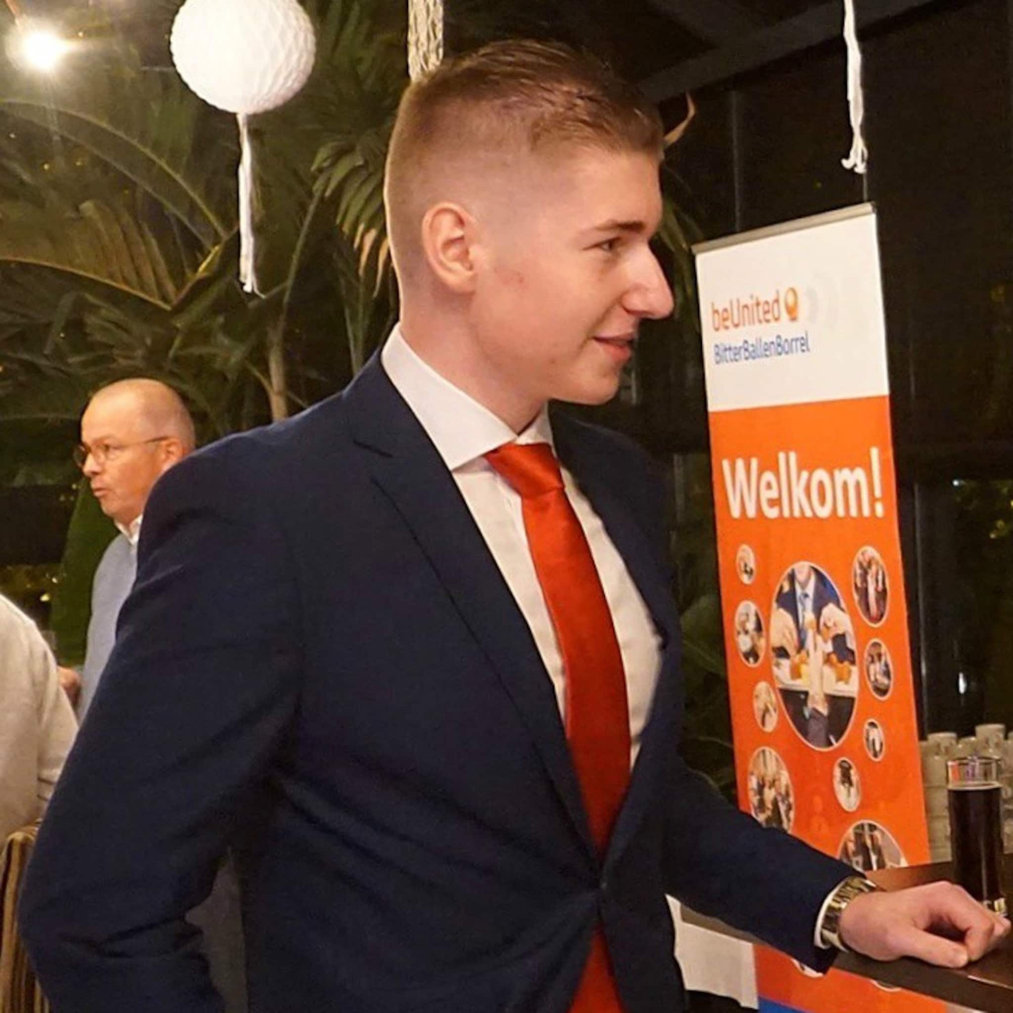 justin van dongen 16 heeft nu al twee bv s in het eerste jaar meteen amerikaanse klanten