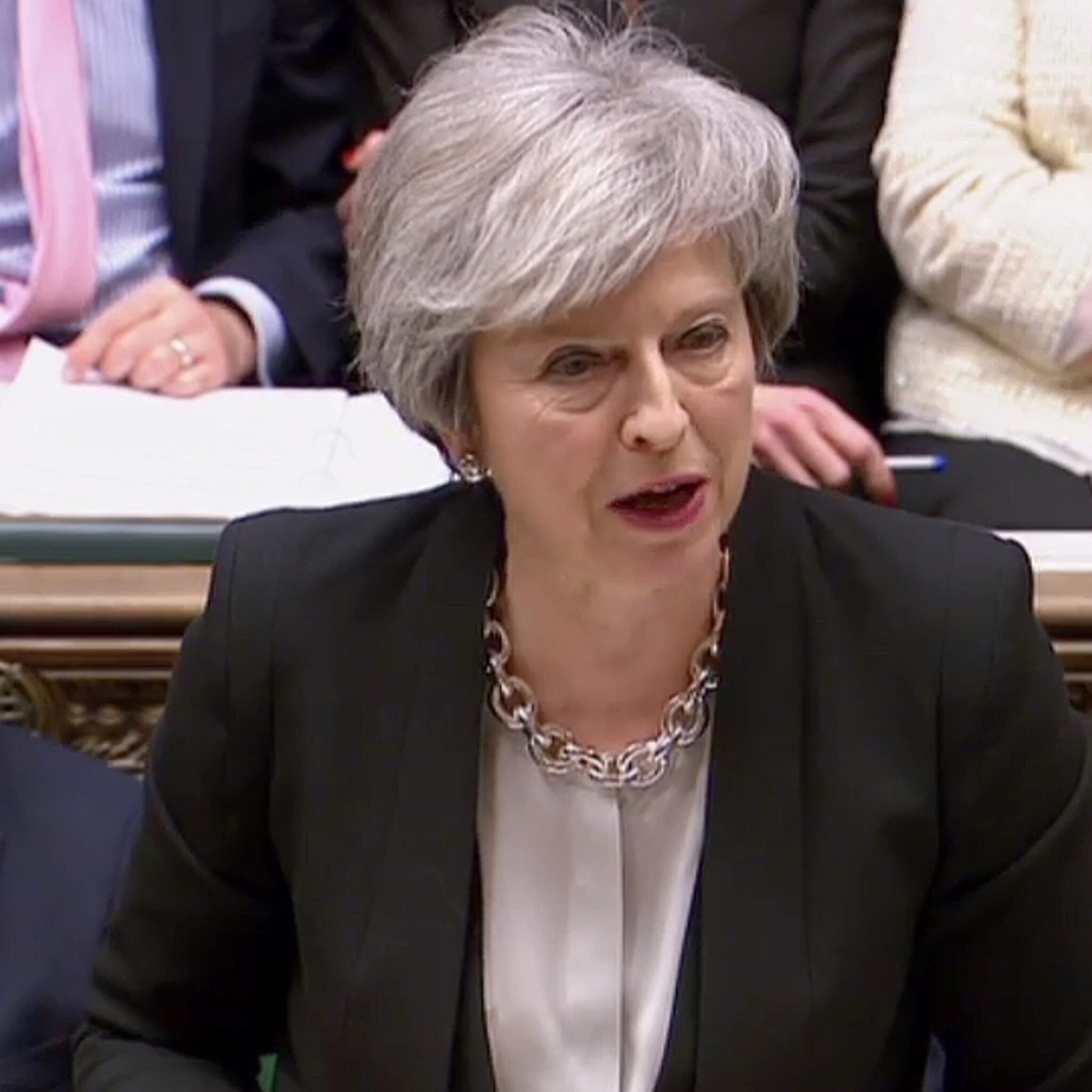 theresa may zet deur open voor uitstel van brexit