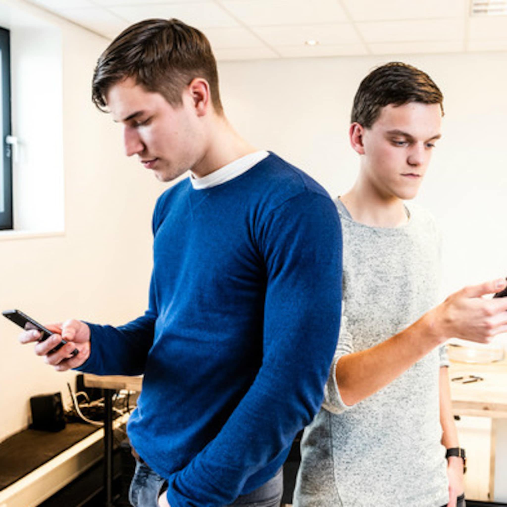 de bedrijfsfilms van tim 19 en tom 20 slaan aan ondernemers barsten uit hun zolderkamer