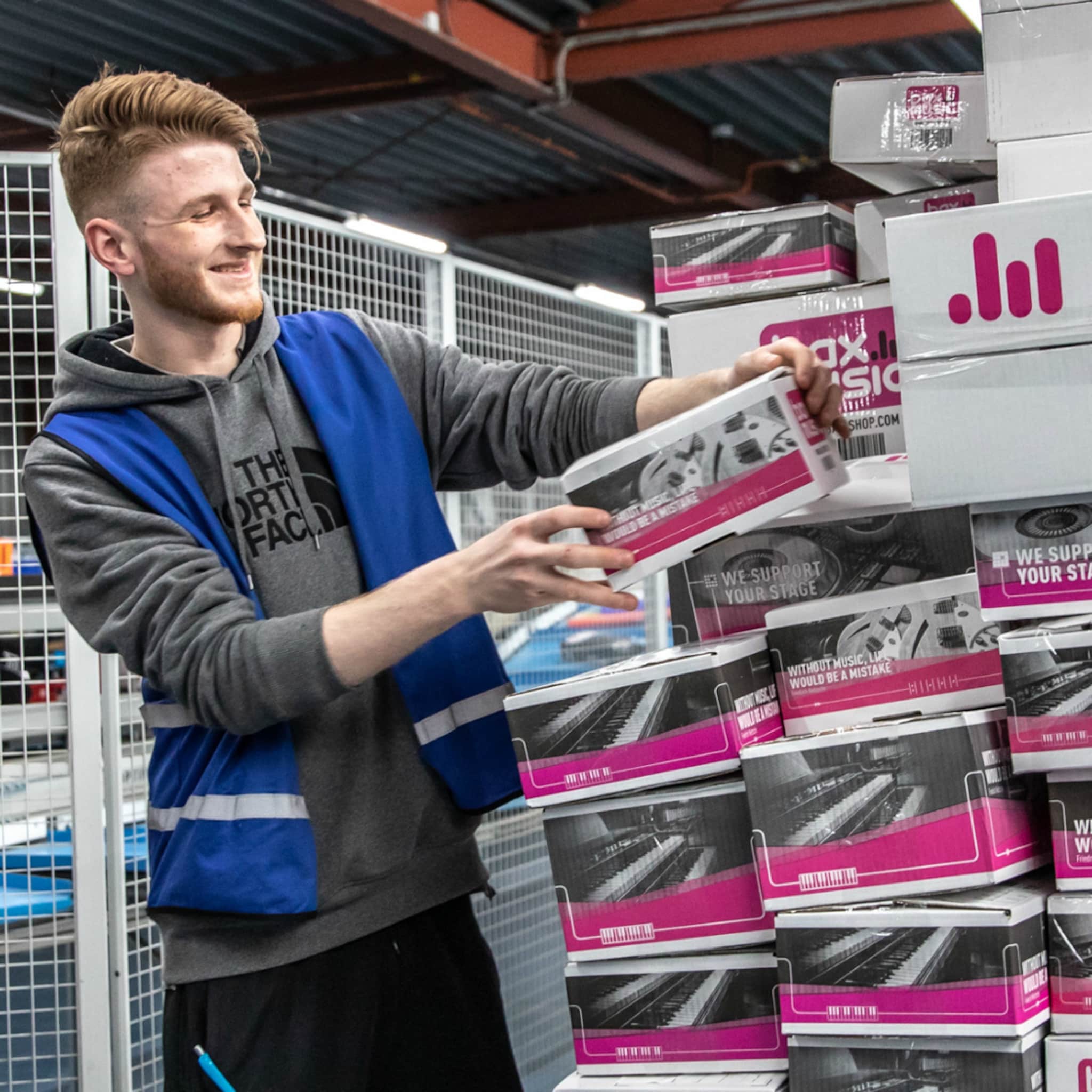 bij bax music staat zelfs het kantoorpersoneel in het magazijn