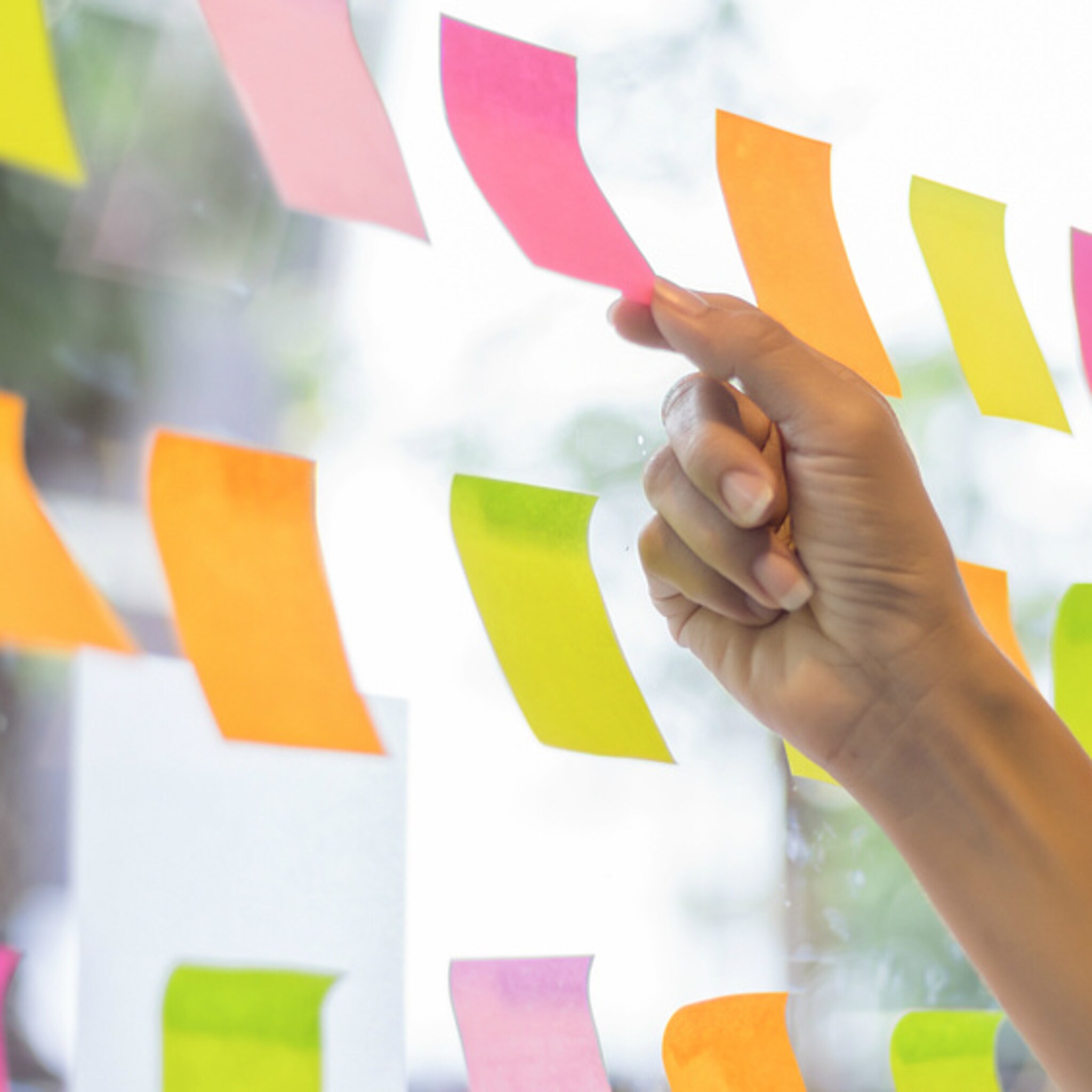 bij dit bedrijf stemden collega s bij ontslagronde elkaar eruit met post its