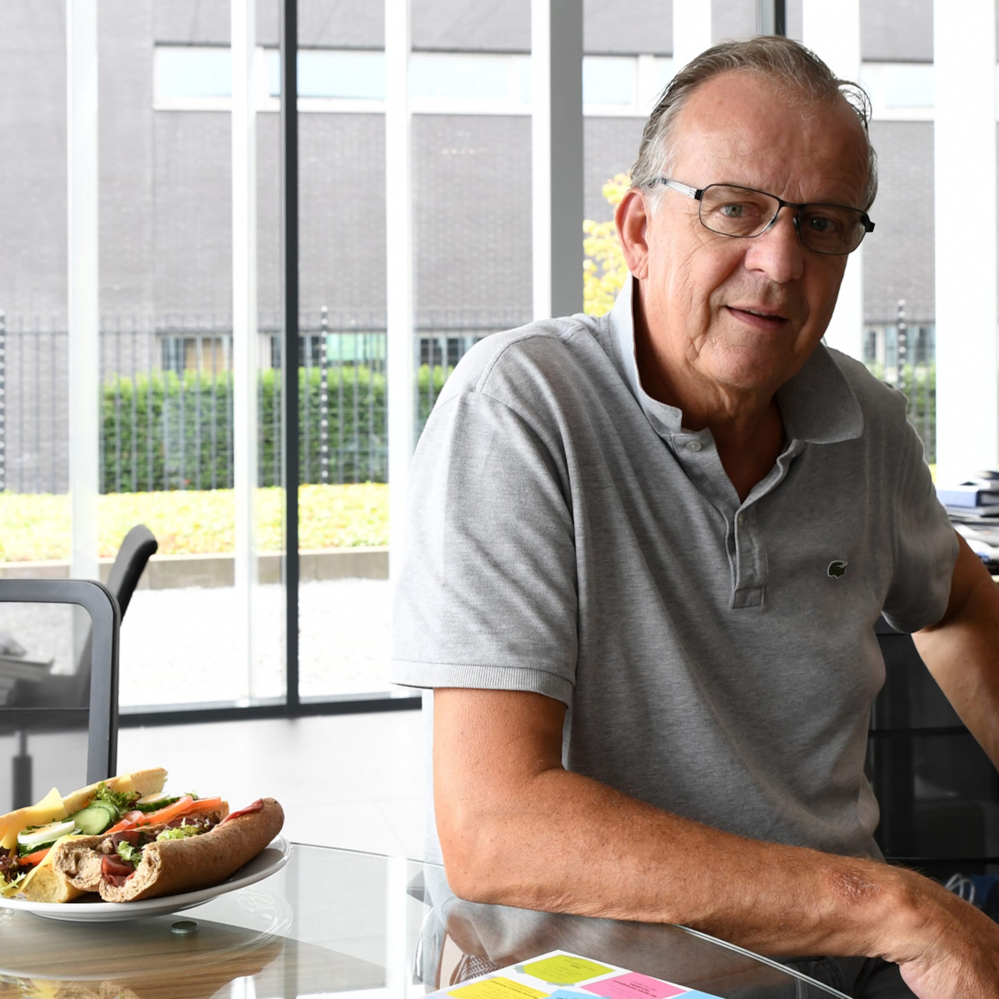 zo draagt john bom als ex directeur zijn kennis over