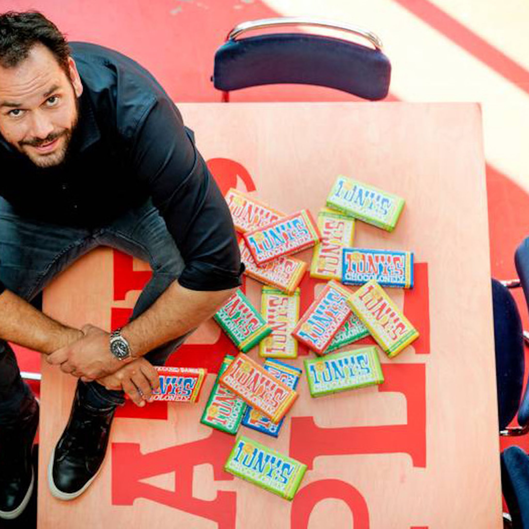 tony s chocolonely bouwt chocoladefabriek met achtbaan