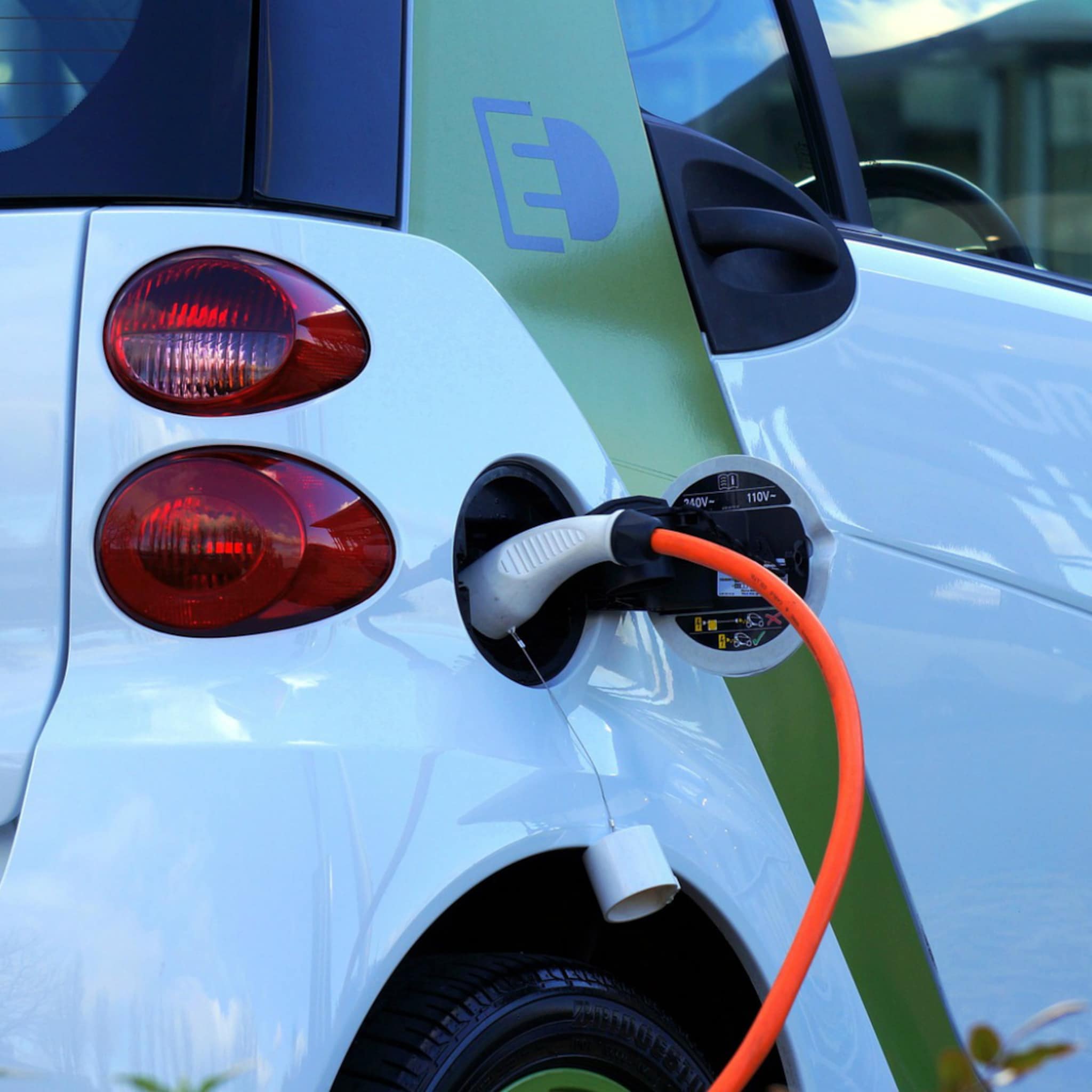 waarom autodealers vooral niet verplicht op elektro cursus moeten