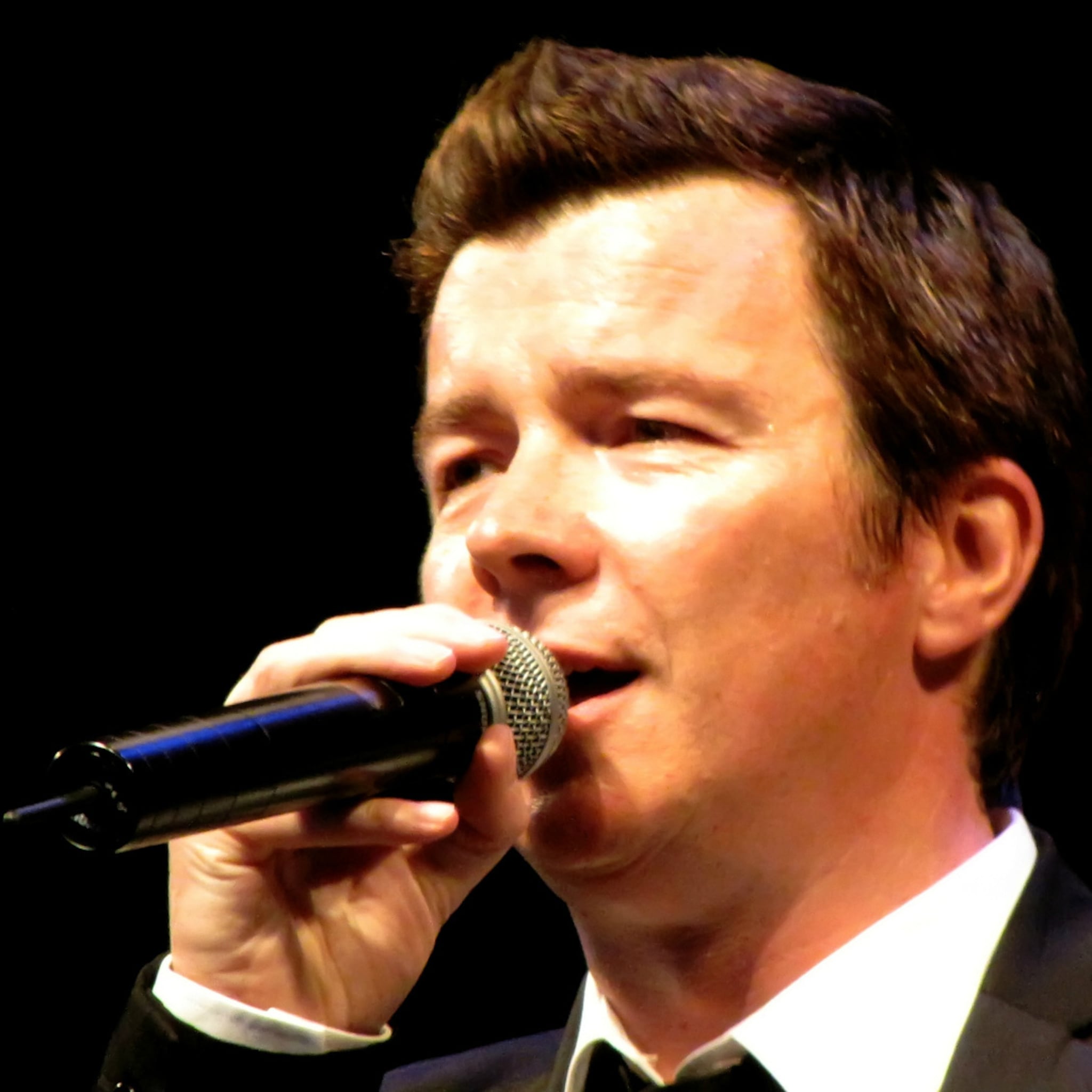 never gonna give you up zanger rick astley opent eigen bierbar in londen