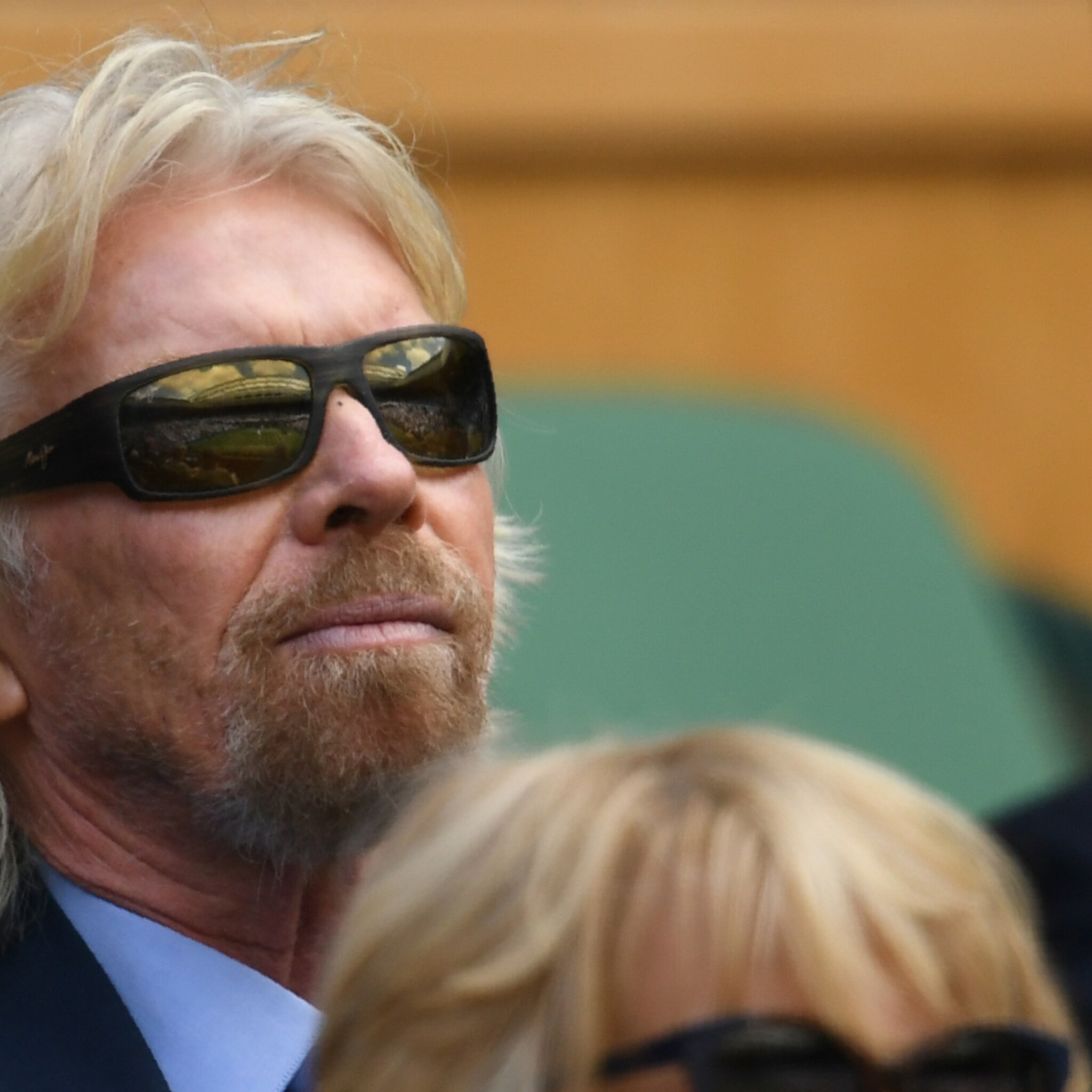 zo maakt multimiljardair richard branson met virgin slim gebruik van staatszorg