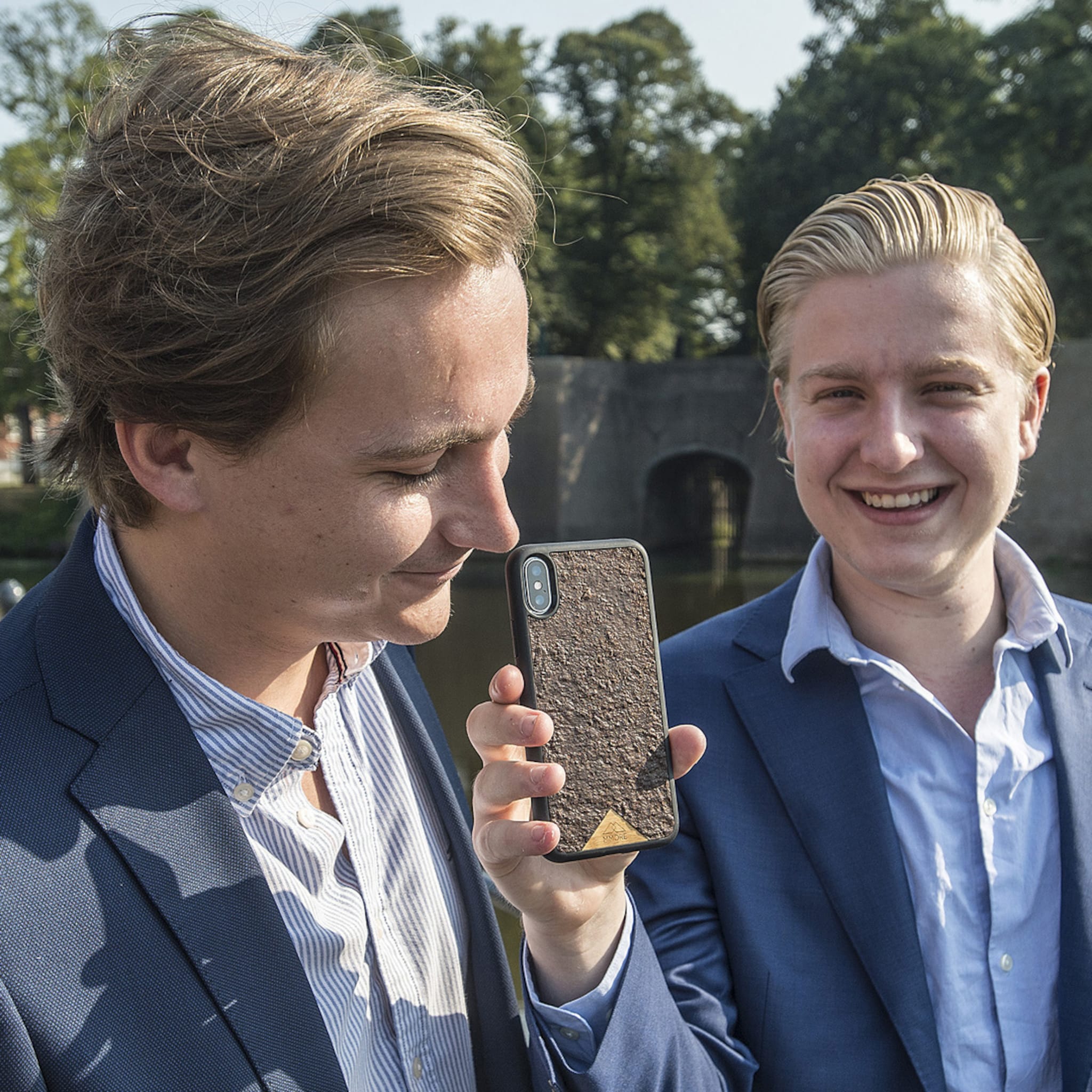 waarom deze studenten telefoonhoesjes verkopen die naar koffie ruiken