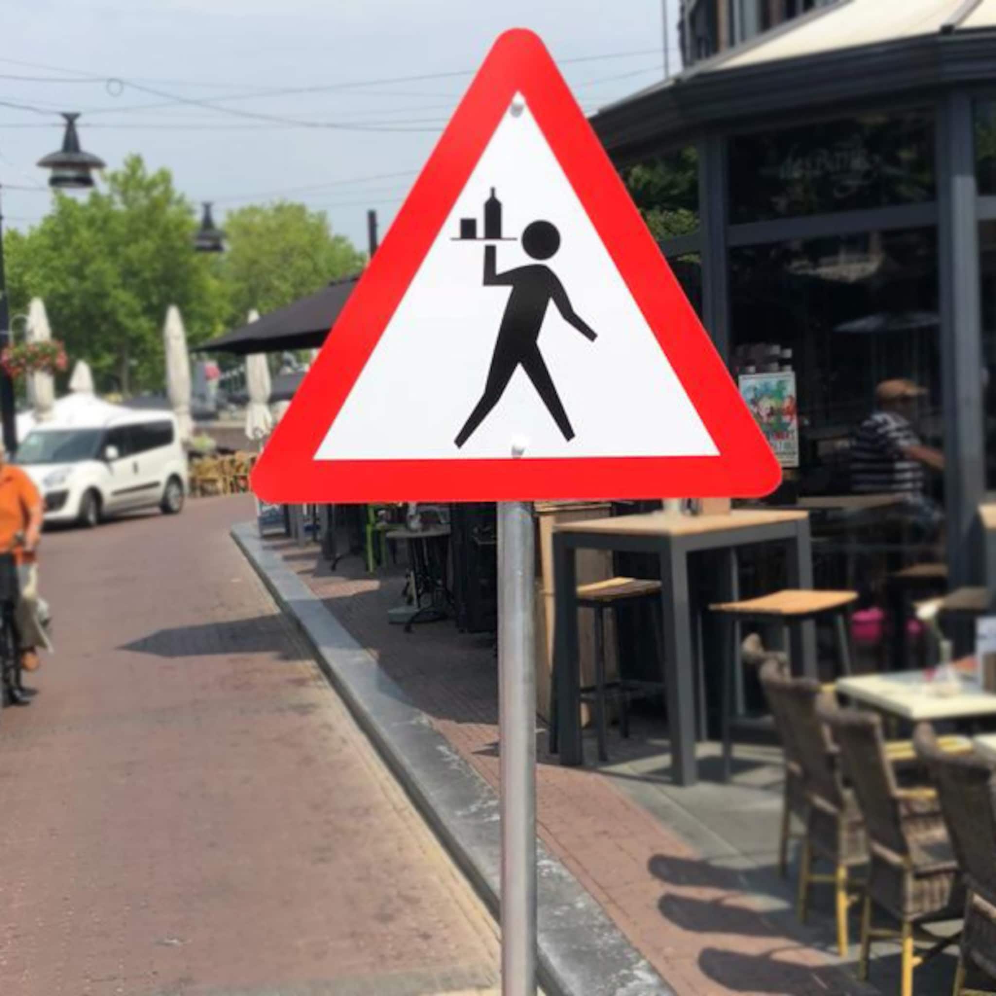 waarom deze horeca ondernemer waarschuwingsborden bij zijn terras plaatst