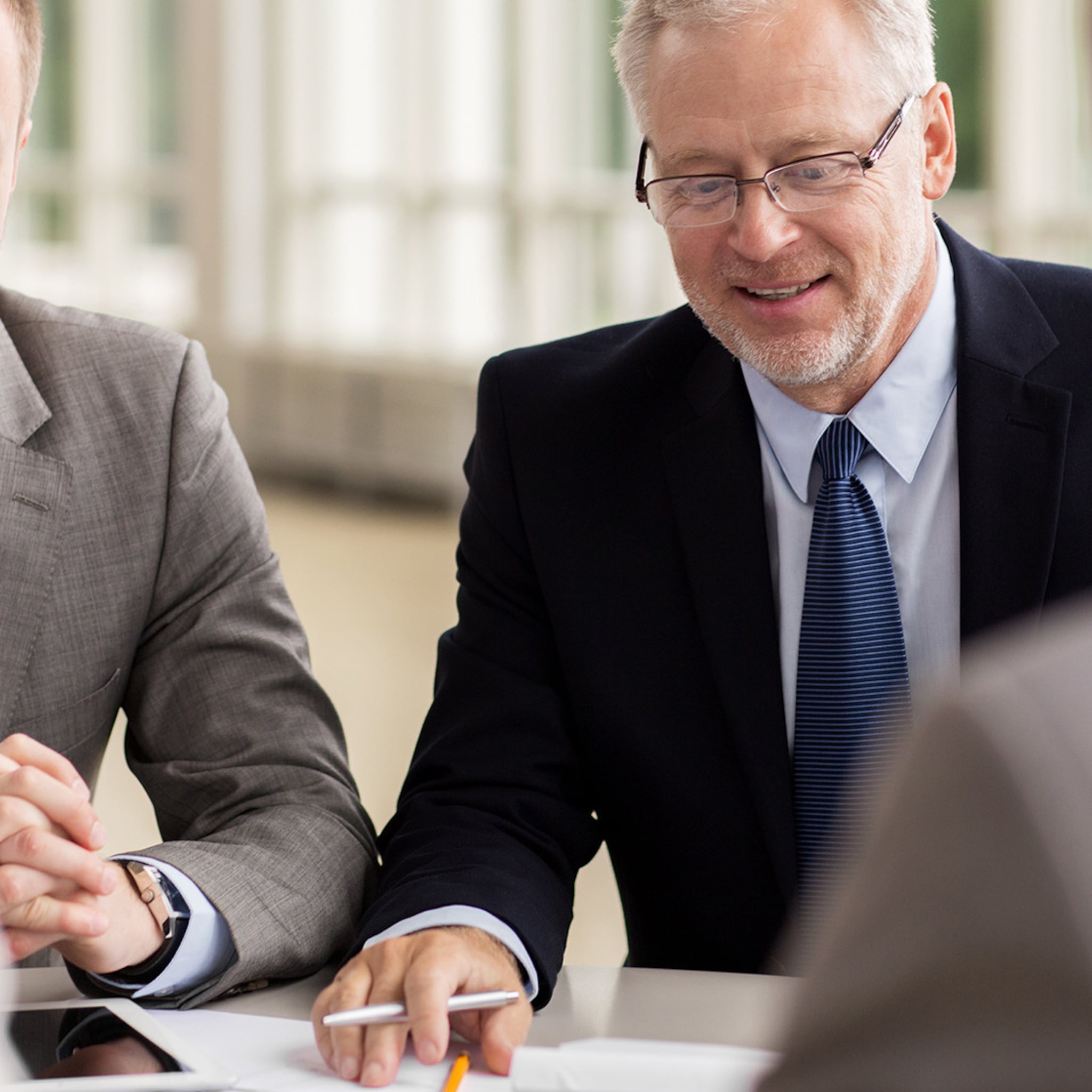 millennial en babyboomer droomduo op werkvloer