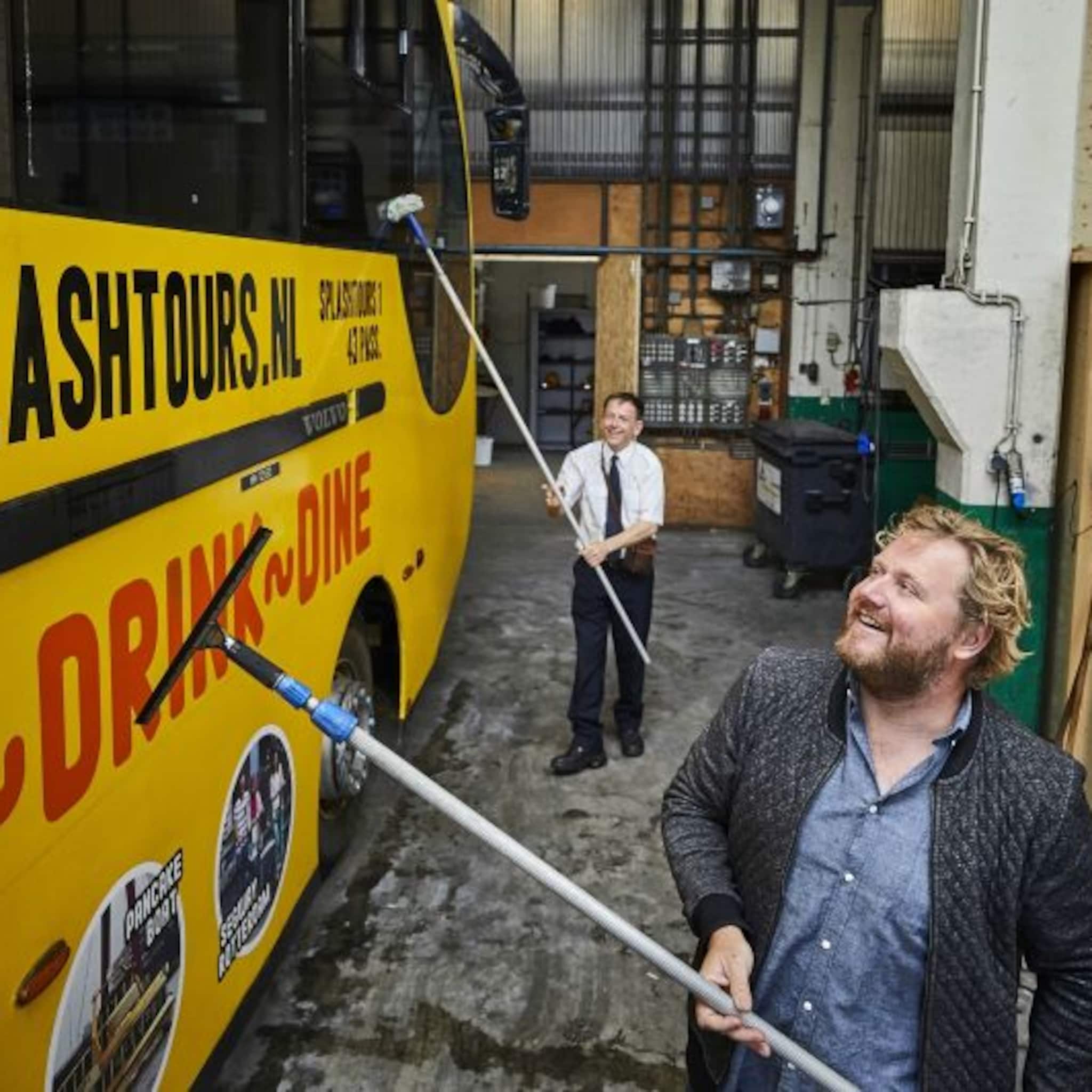 het spetterende succes van de varende rotterdamse bus
