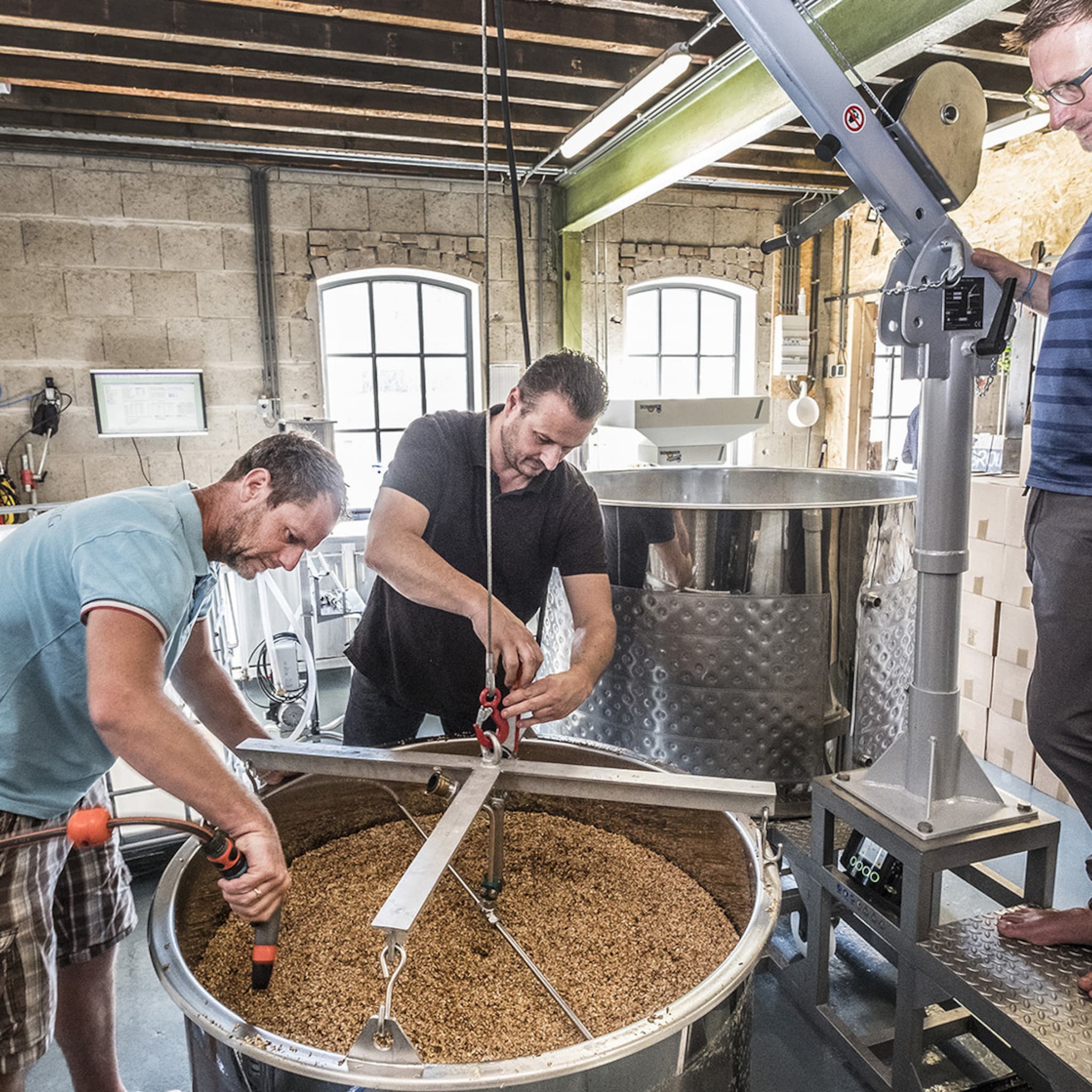 deze brouwers gaan in lege kerk de horst bier maken