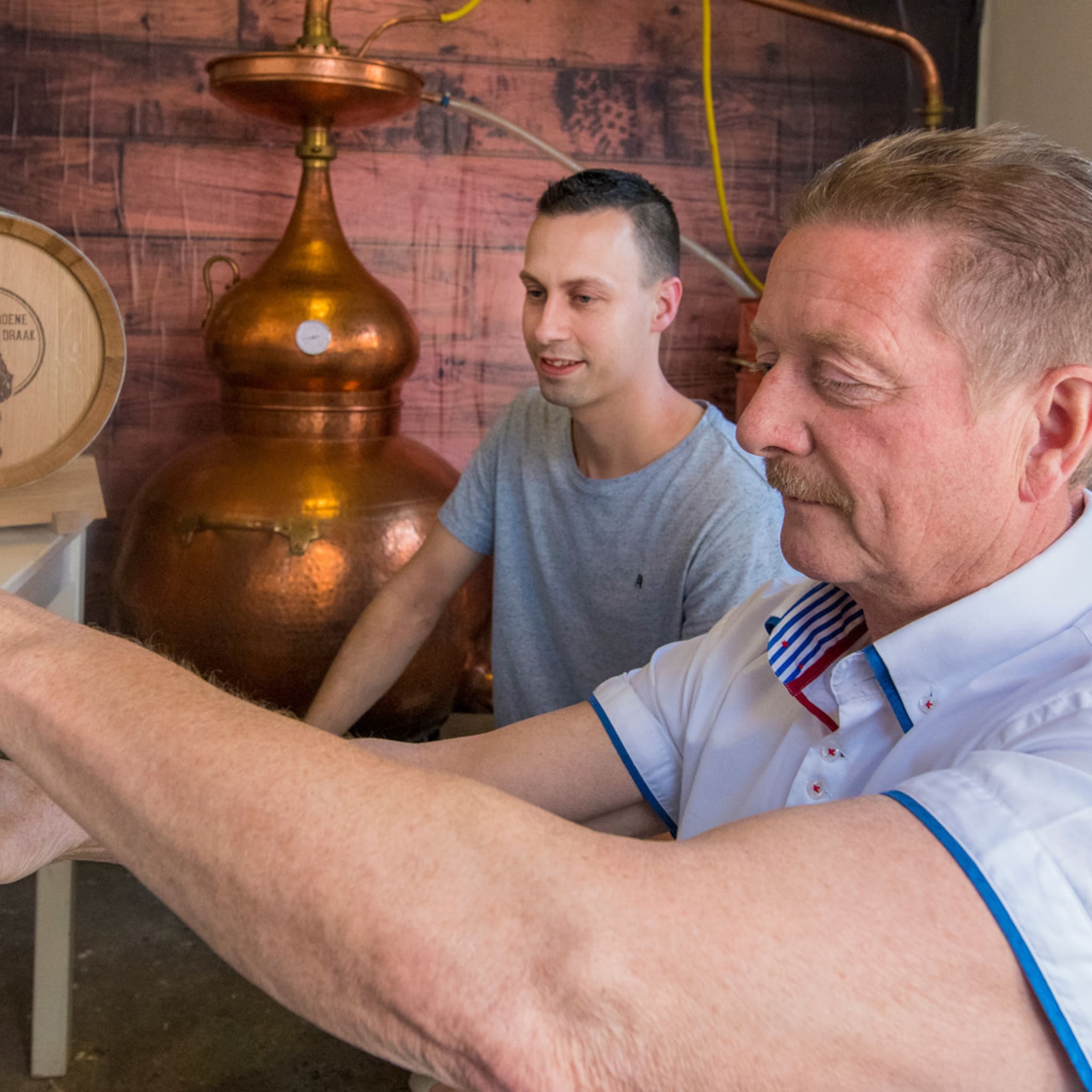 distilleerderij de groene draak maakt apeldoornse whisky naar schots voorbeeld