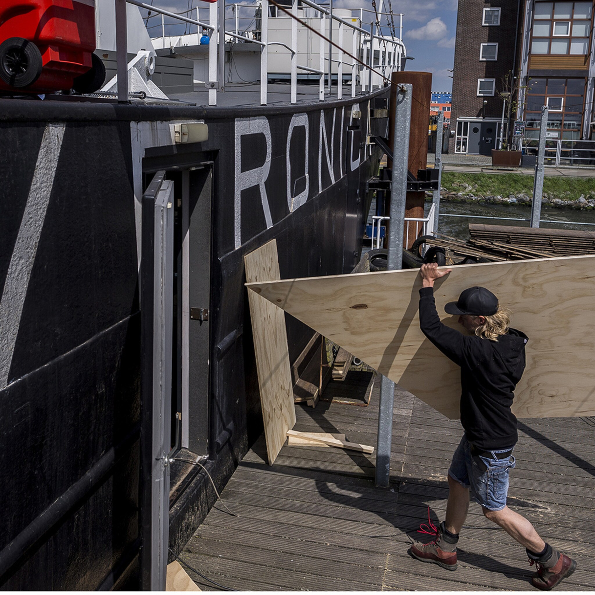 iconisch veronicaschip transformeert in nachtclub en restaurant