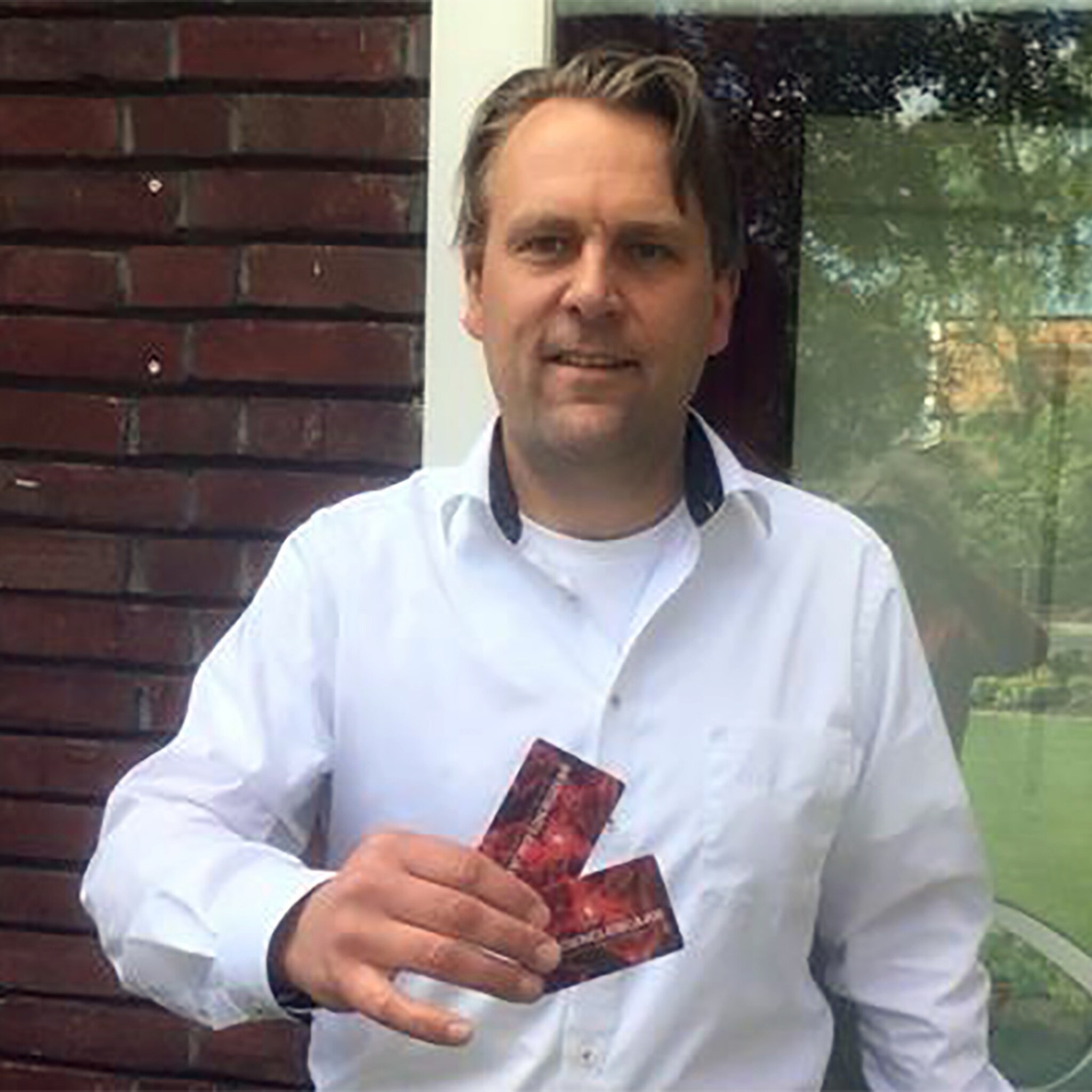 deze makelaar geeft klanten seizoenkaart fc twente cadeau