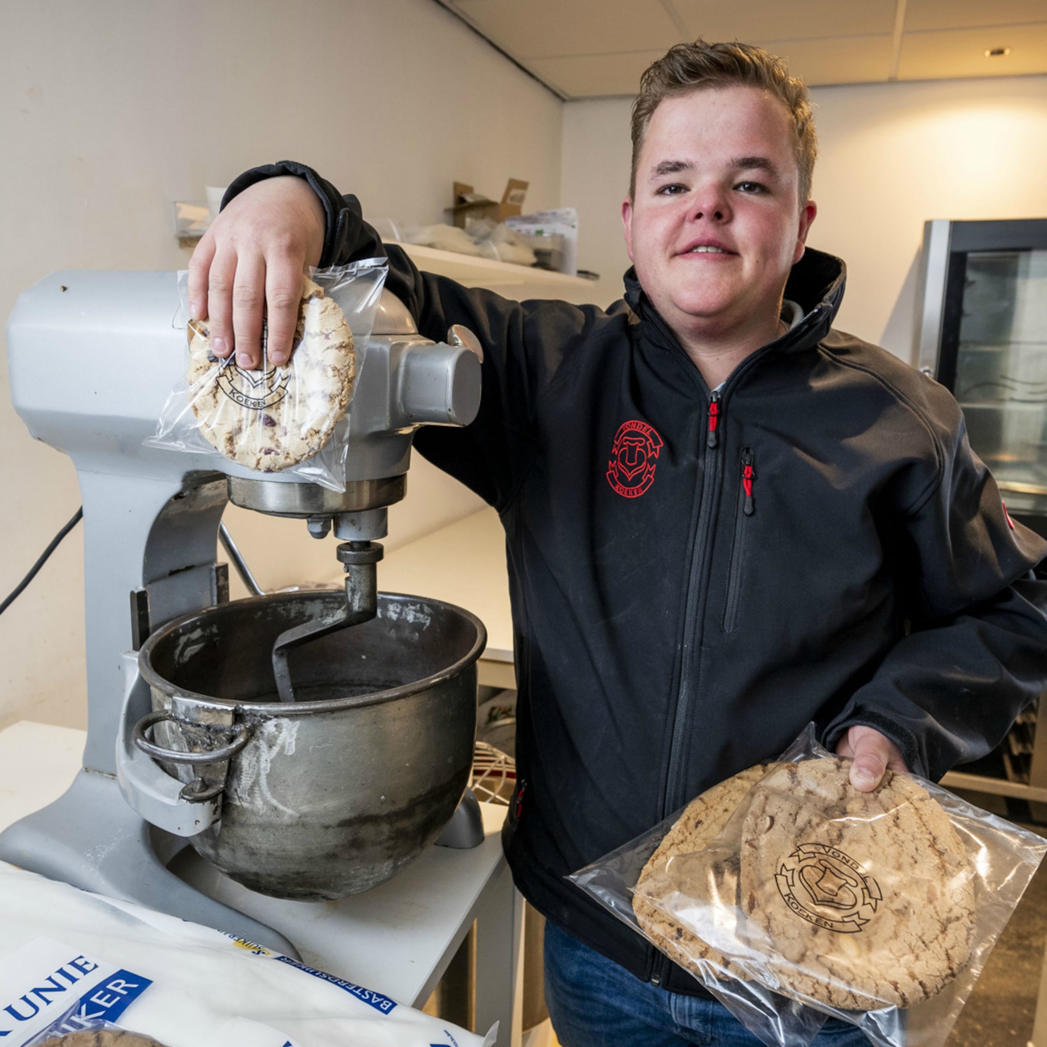 gijs ruhof 18 scoort met vondelkoeken naar oud deventers familierecept