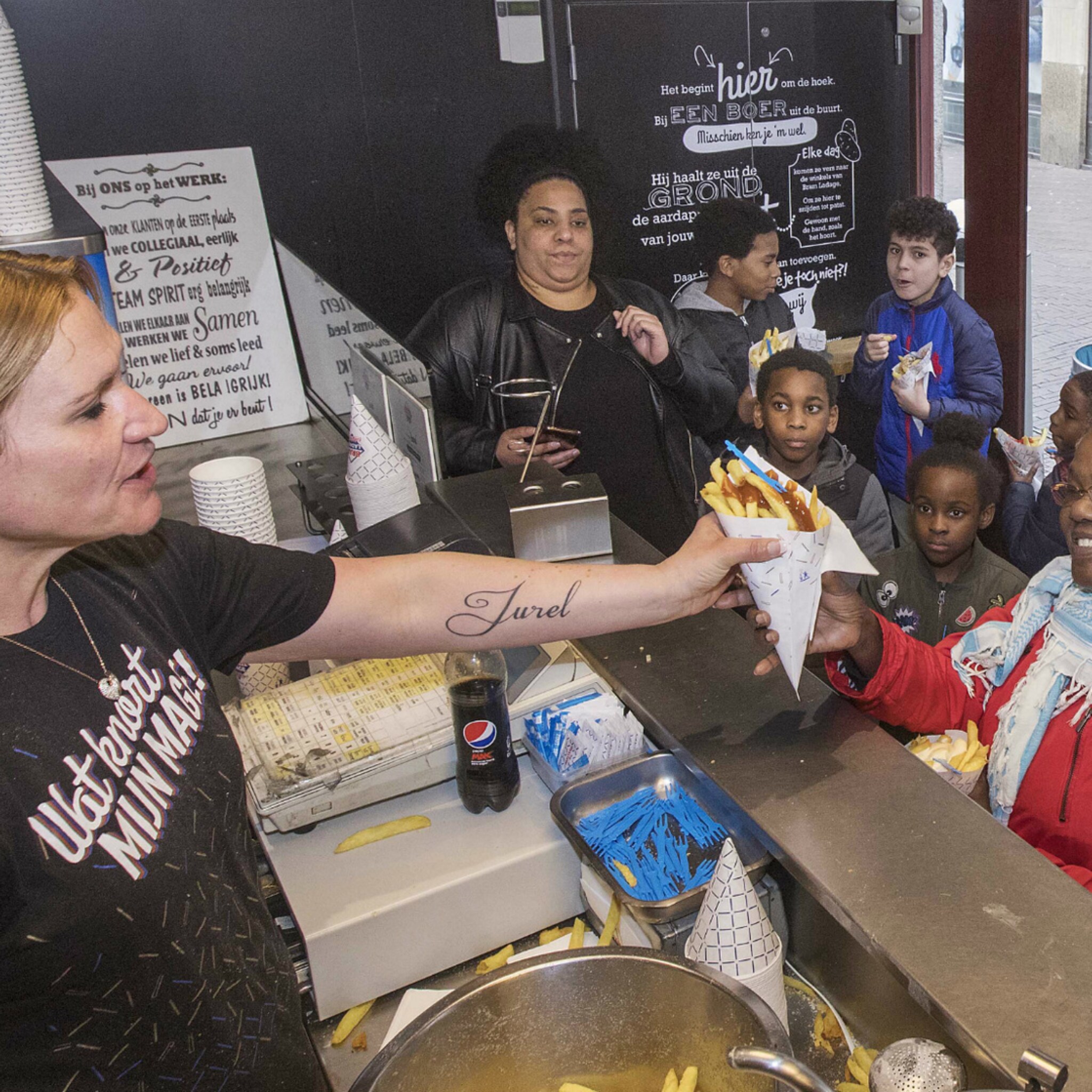 frietimperium bram ladage viert 50 jarig jubileum met frites voor 50 cent