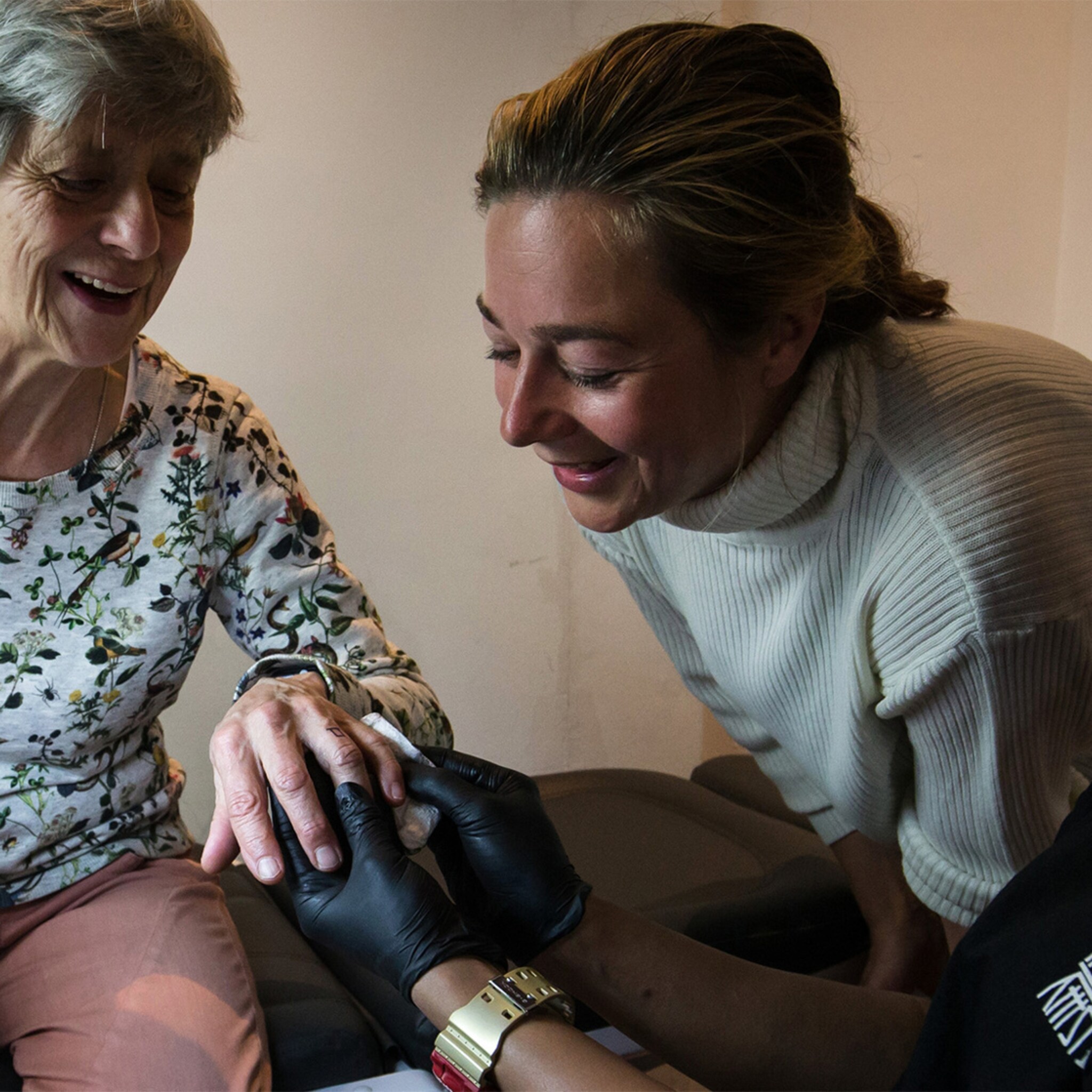 briljante of gestoorde marketingactie srprs me deelt logo s uit als tatoeage