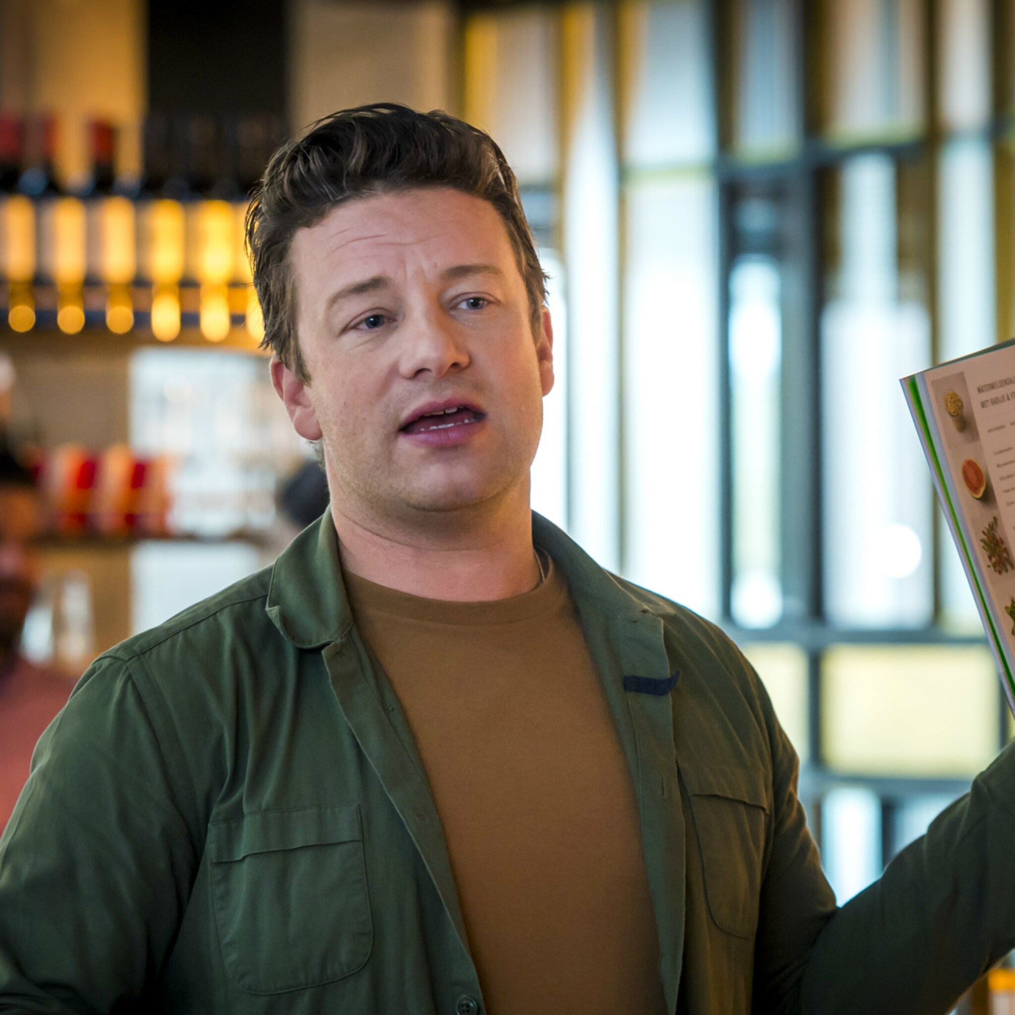 waarom jamie oliver er nog warmpjes bij zit ondanks dat zijn imperium afbrokkelt