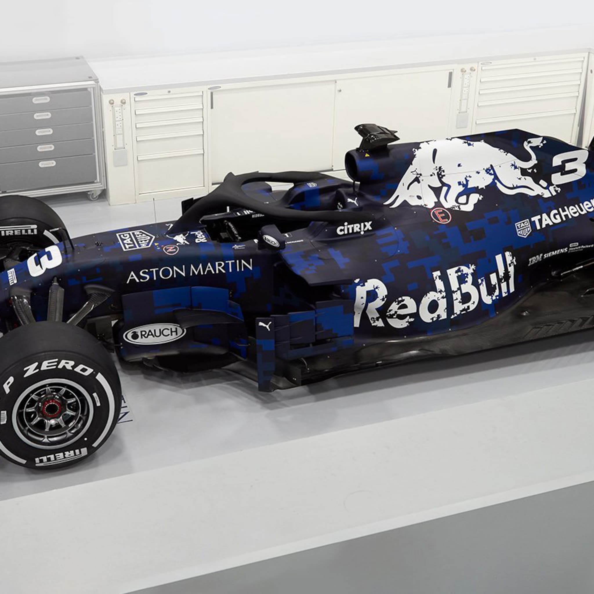 in deze geheimzinnige fabriek bouwt red bull de kampioensauto van max verstappen