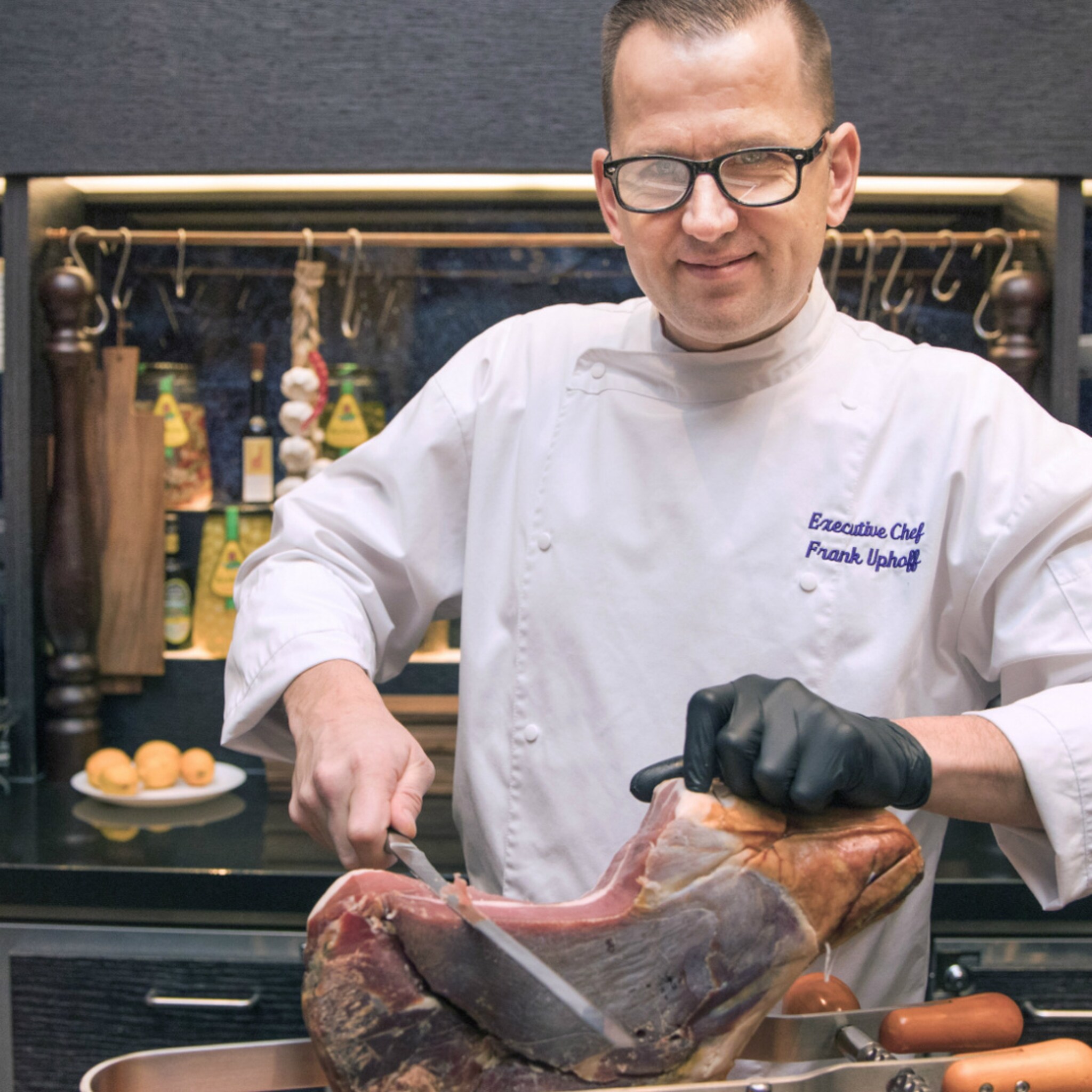hilton the hague verbouwt restaurant en wil meer hagenezen aan tafel