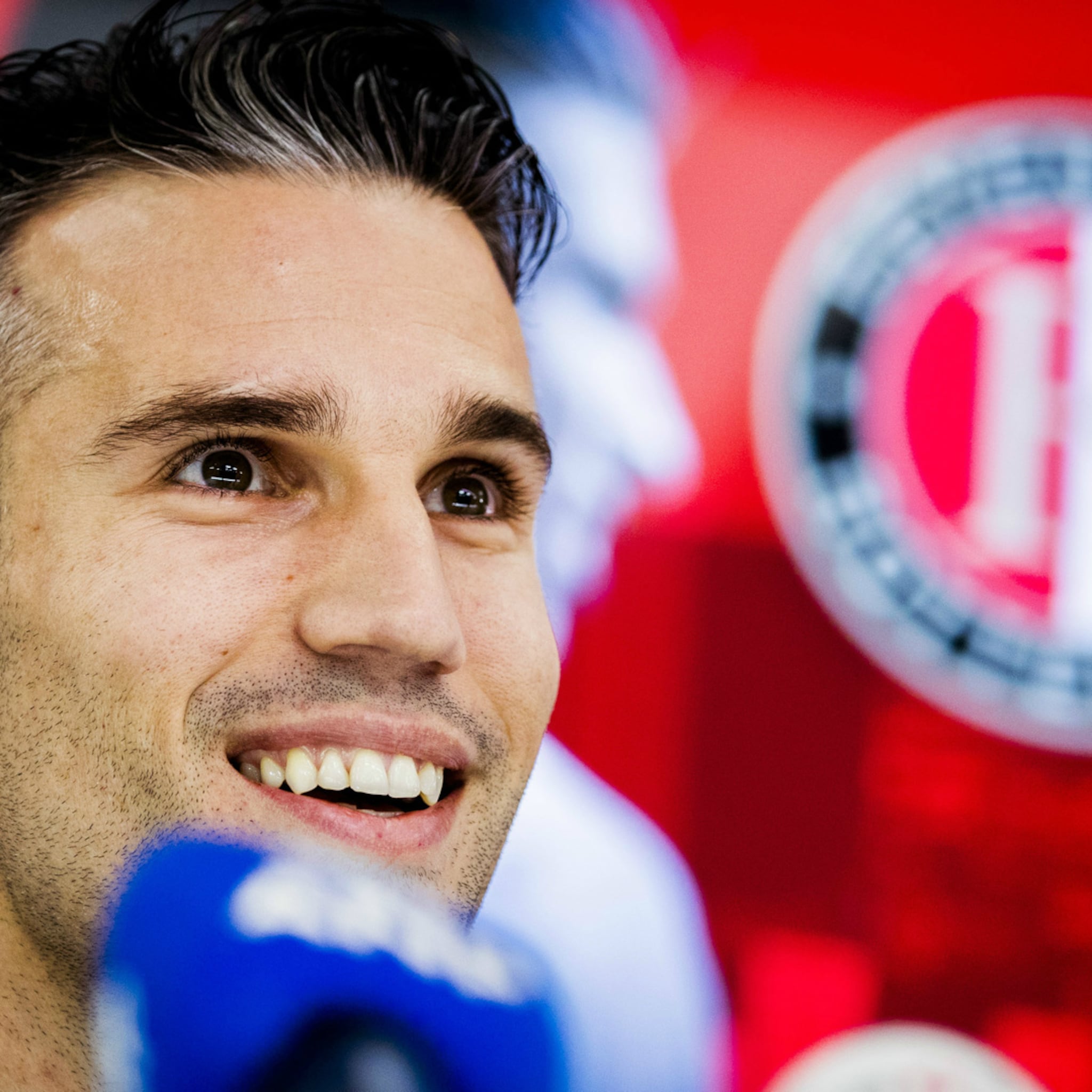 robin van persie schiet ook zakelijk met scherp vermogen van 47 miljoen