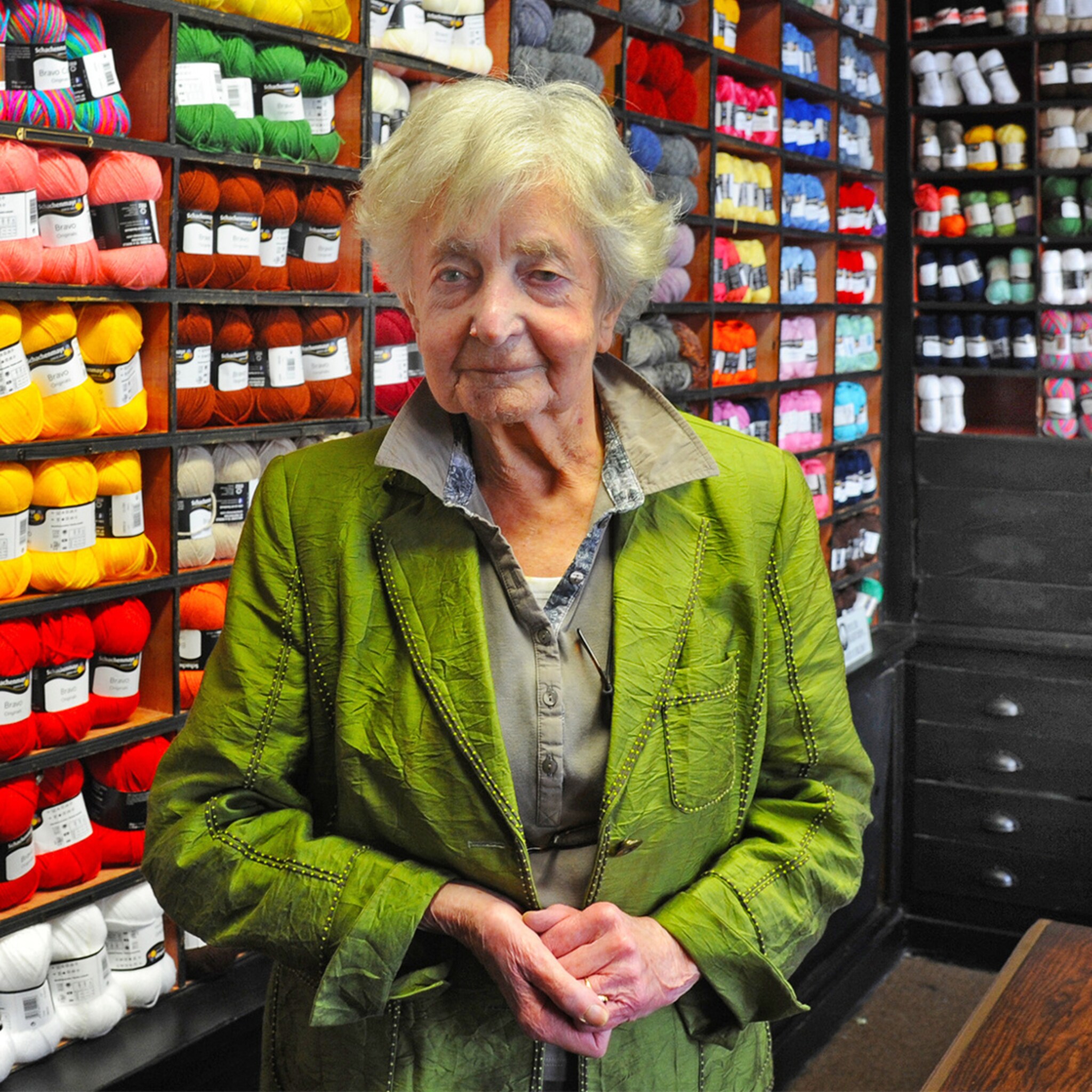 deze 96 jarige staat al sinds 1940 in haar winkel en denkt niet aan stoppen