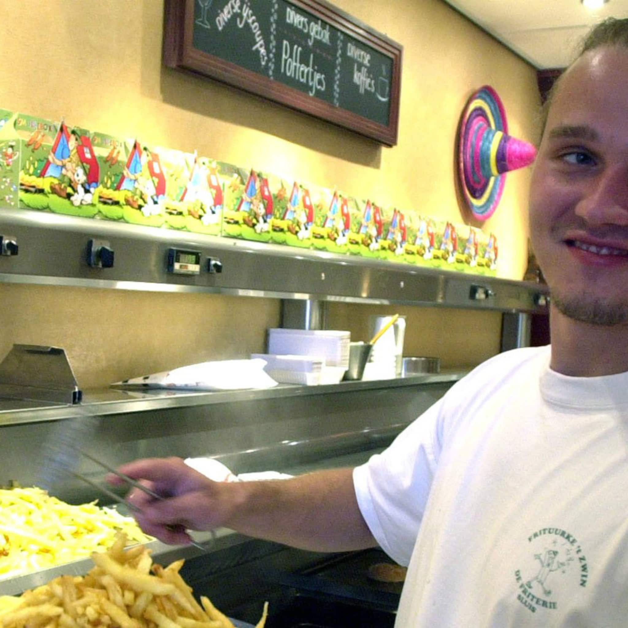 deze snackbareigenaar won 2 miljoen maar blijft gewoon friet bakken