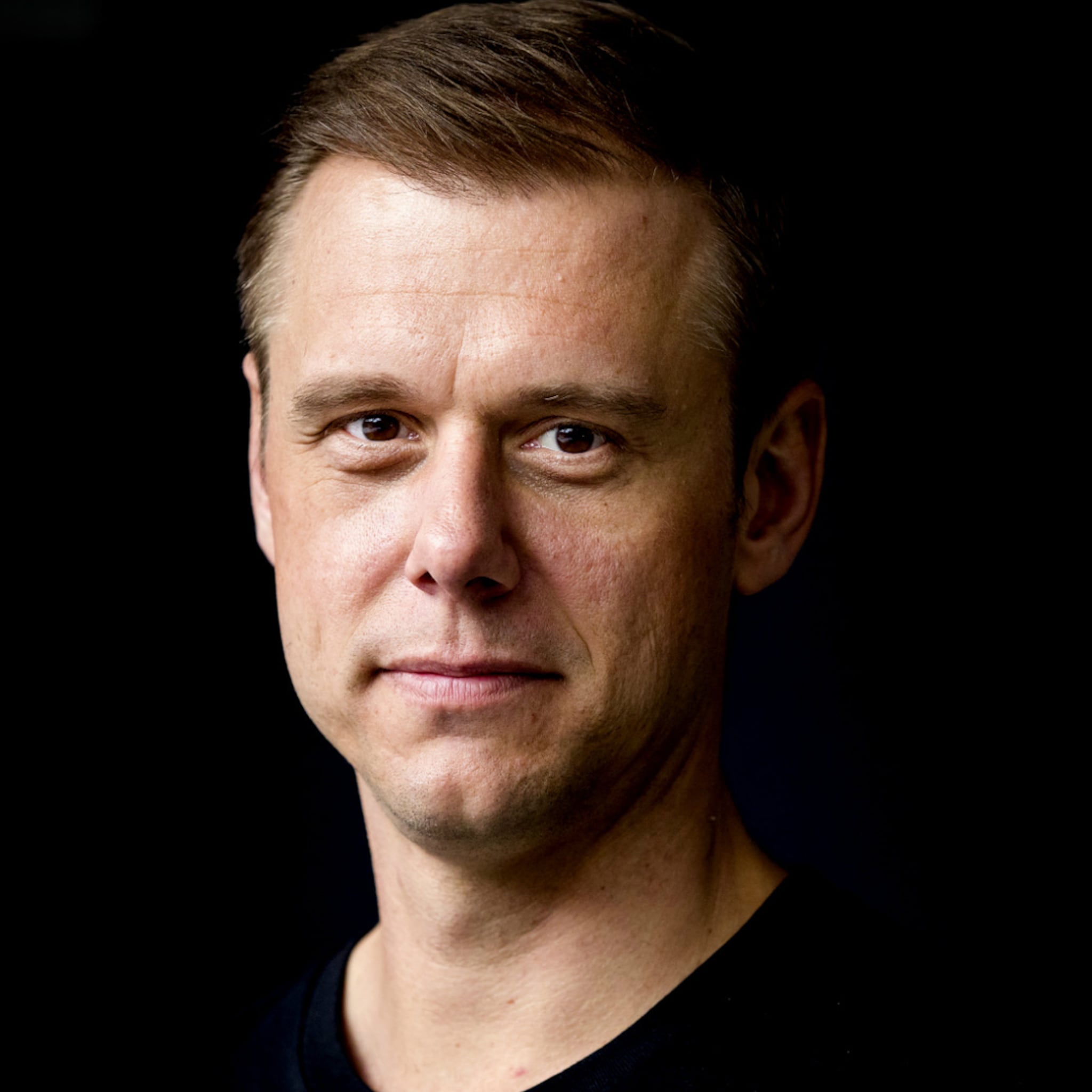 hiermee verdient dj en miljonair armin van buuren zijn geld