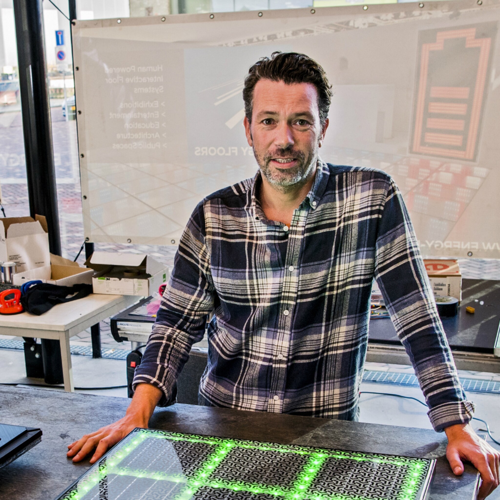 hele wereld aan de groene energie door dansje te wagen op rotterdamse vloer