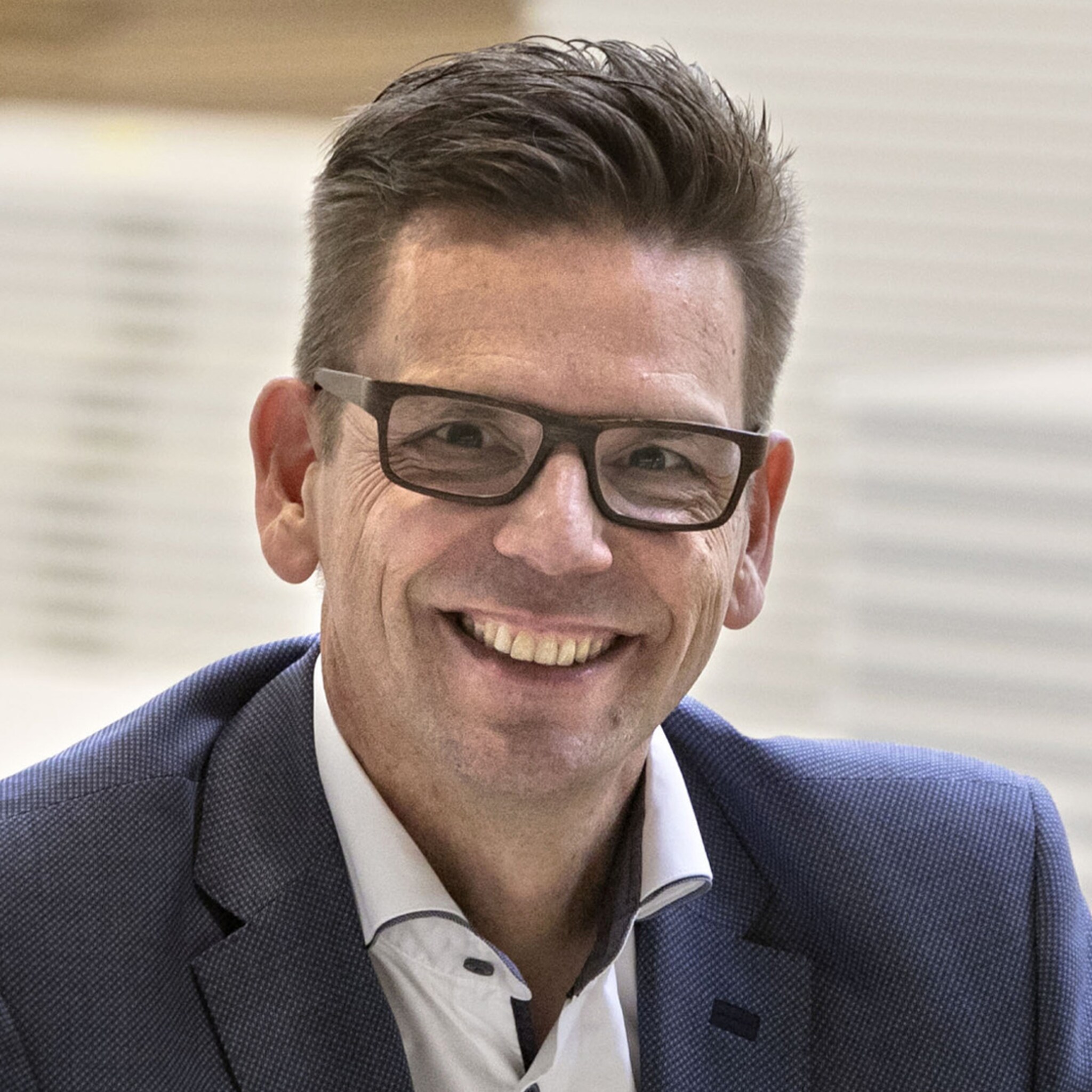 verdiepingshoge deur helpt berkvens te groeien nu bouw aantrekt